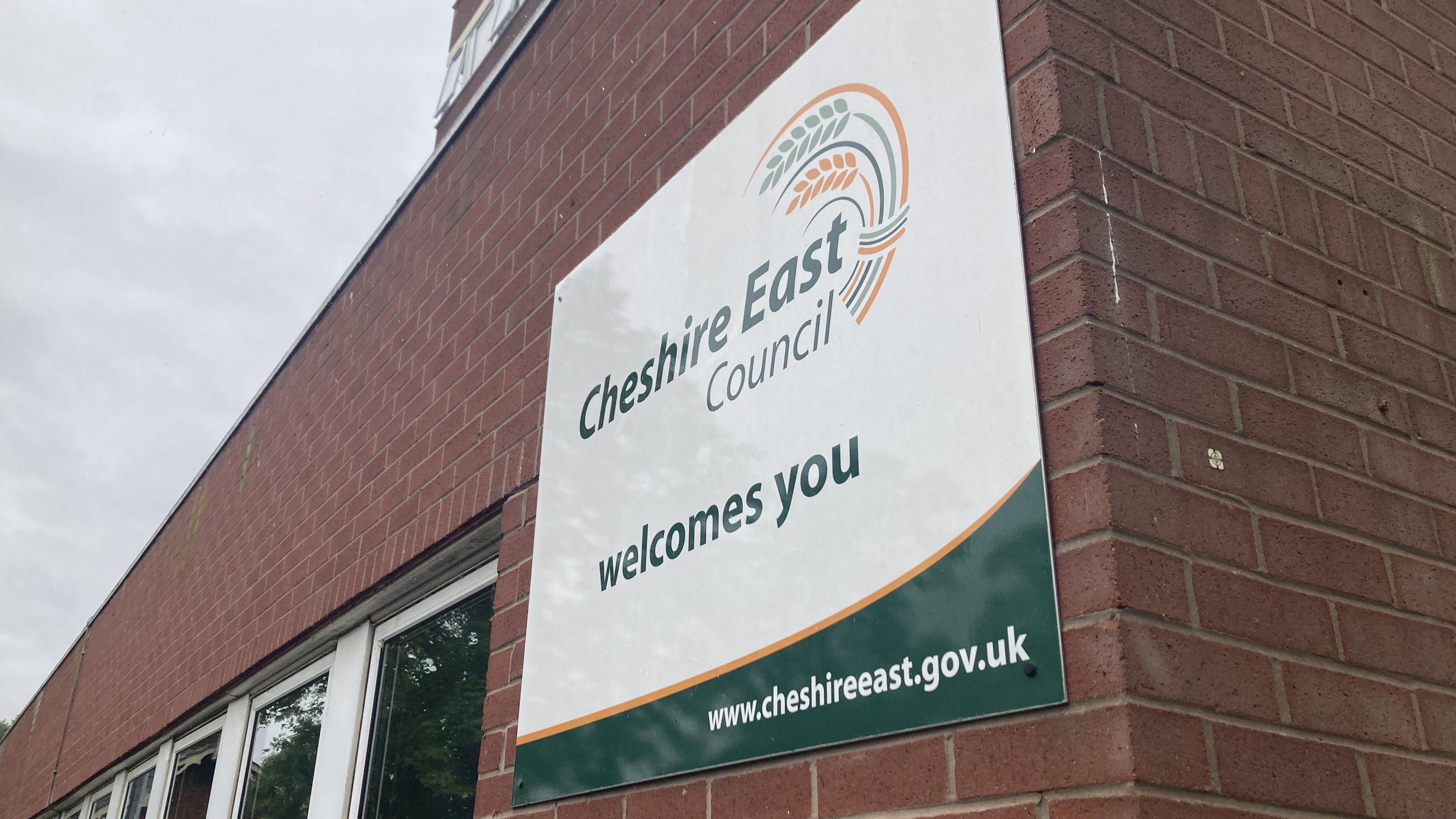 A sign that says Cheshire East Council welcomes you