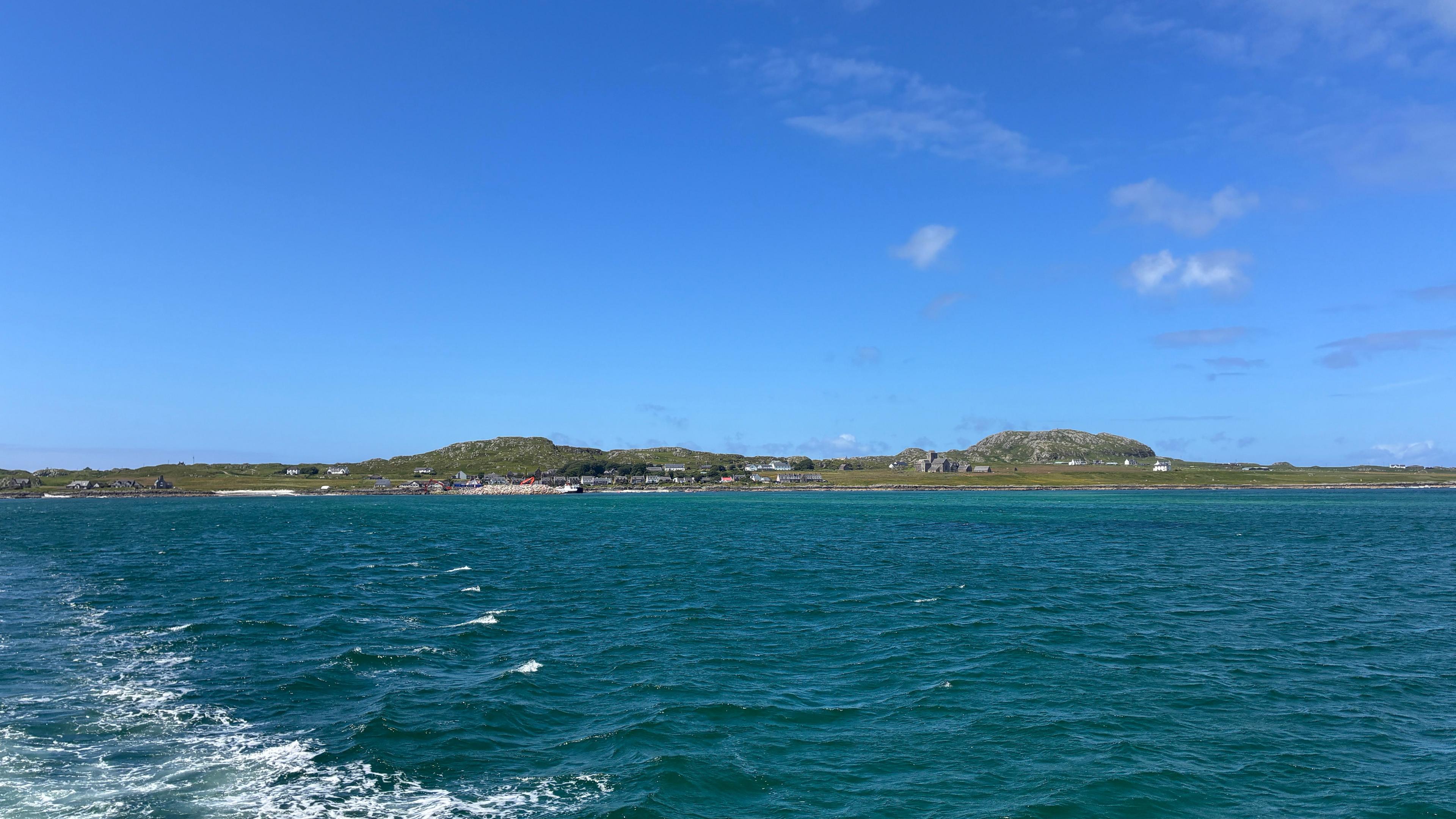 Sealladh de dh' Eilean Ì bhon mhuir.