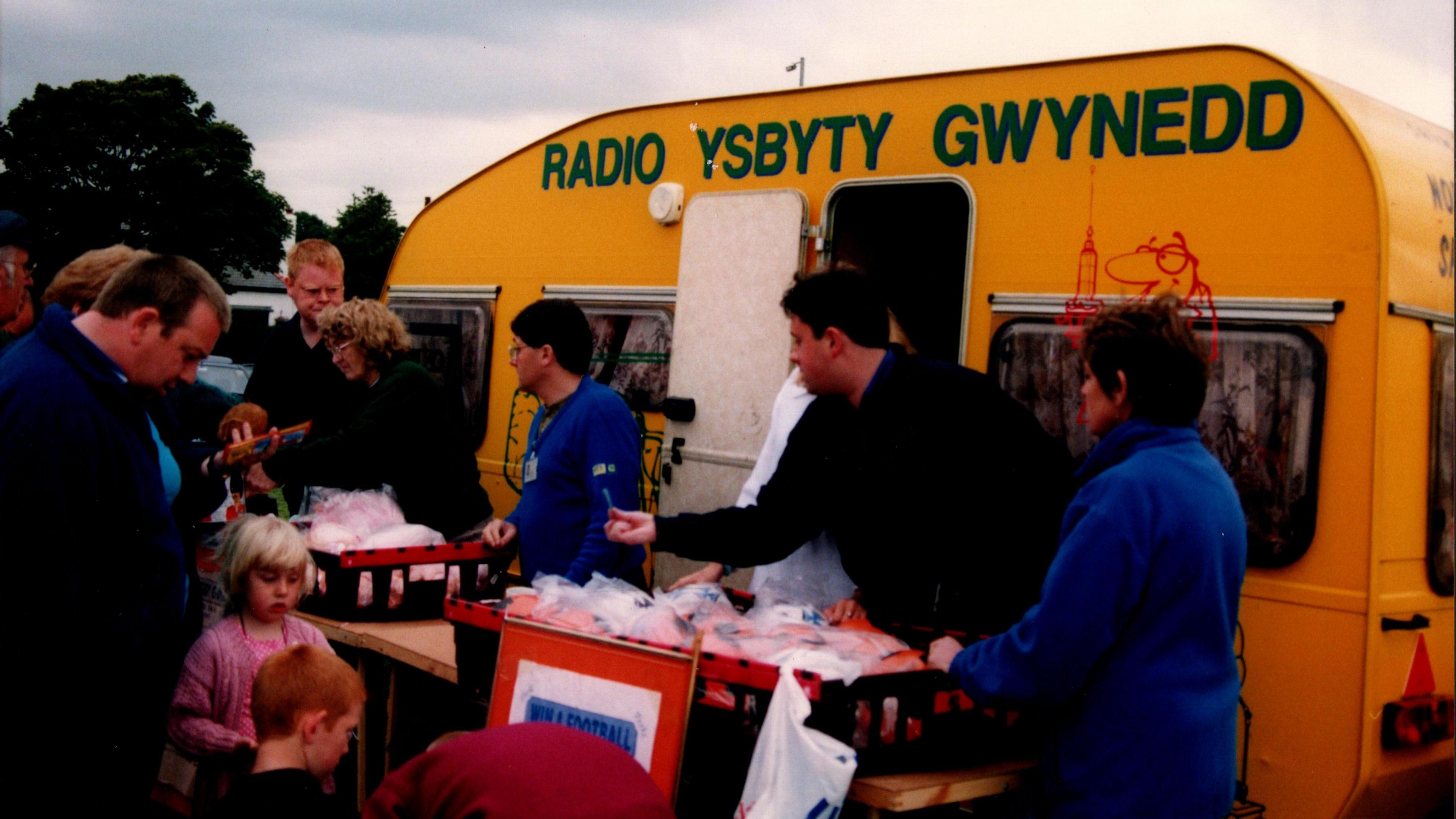 Casglu arian tu allani garafan Radio Ysbyty Gwynedd