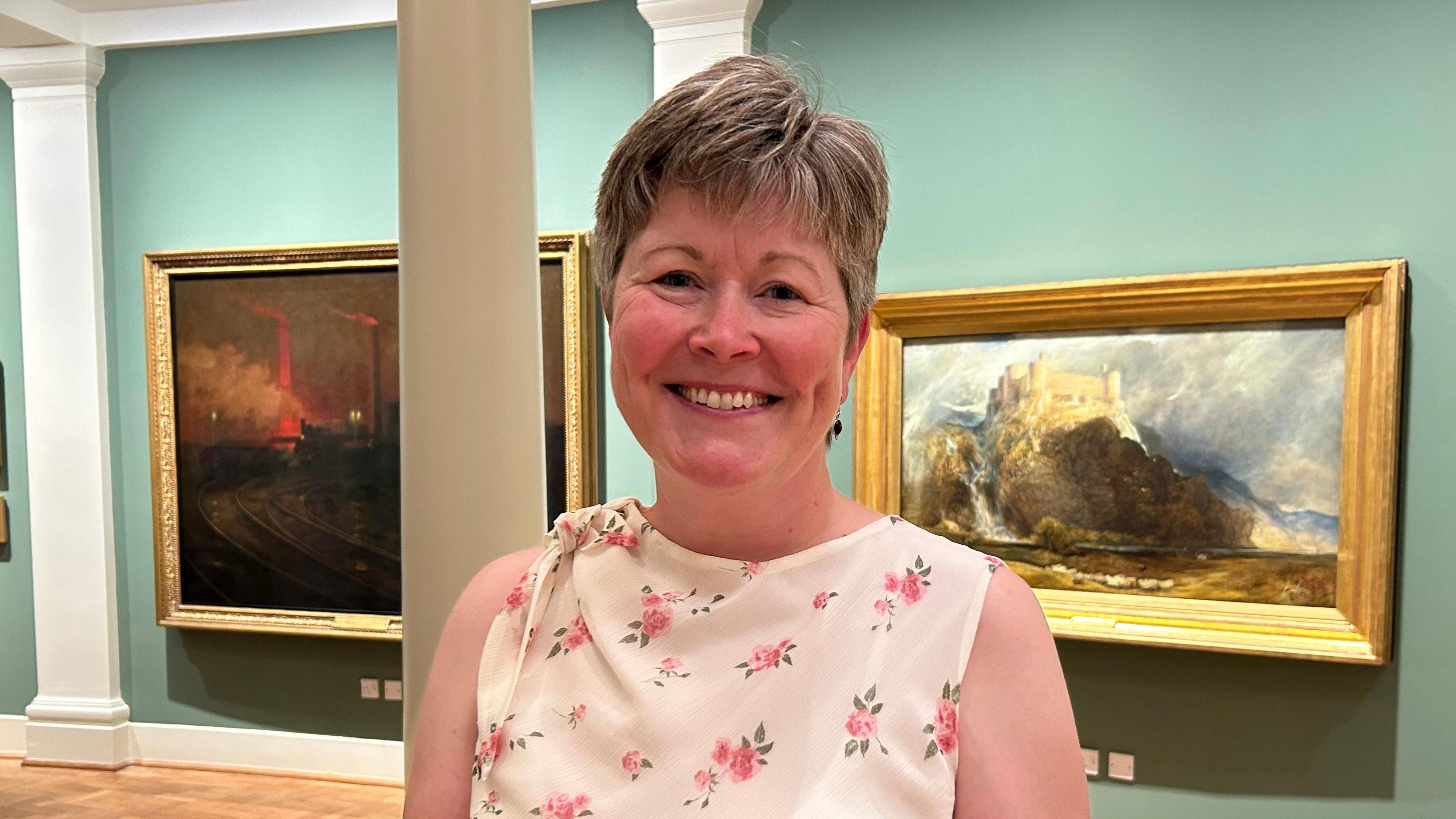 Jane Richardson, prif weithredwr Amgueddfa Cymru