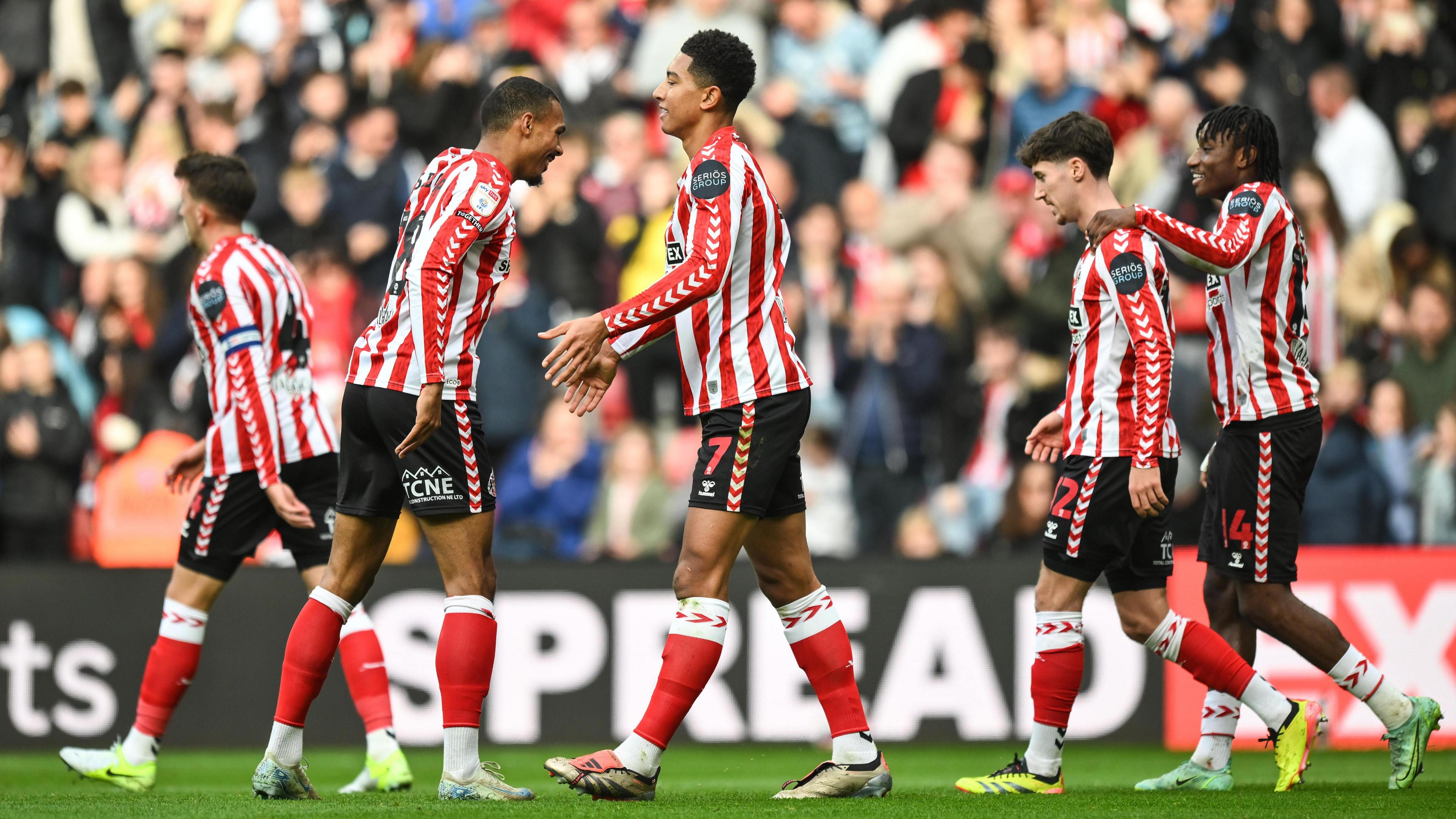 Sunderland players celebrate and congratulate Jobe Bellingham following his goal against Oxford United