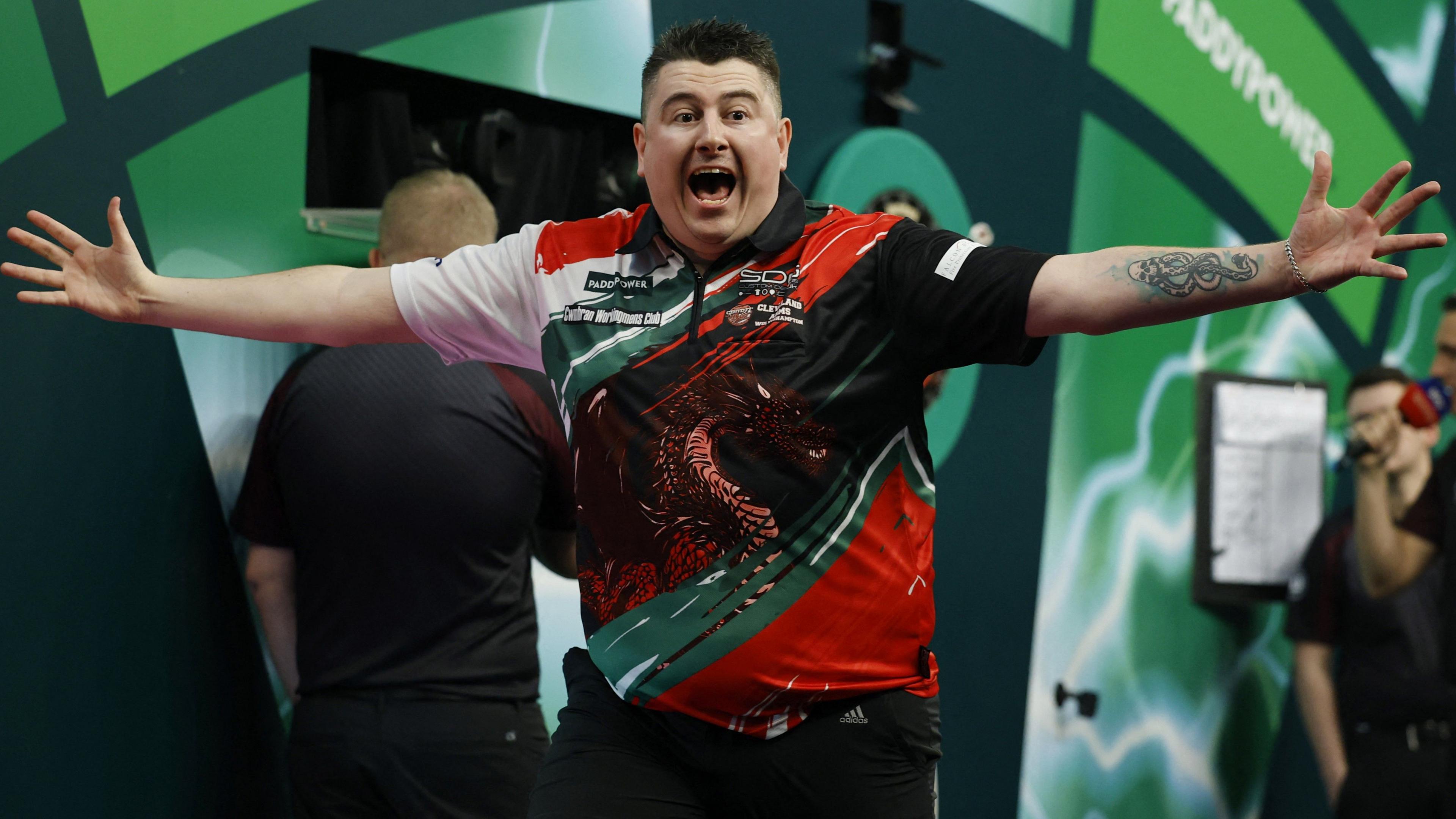 Nick Kenny celebrates victory over Raymond van Barneveld