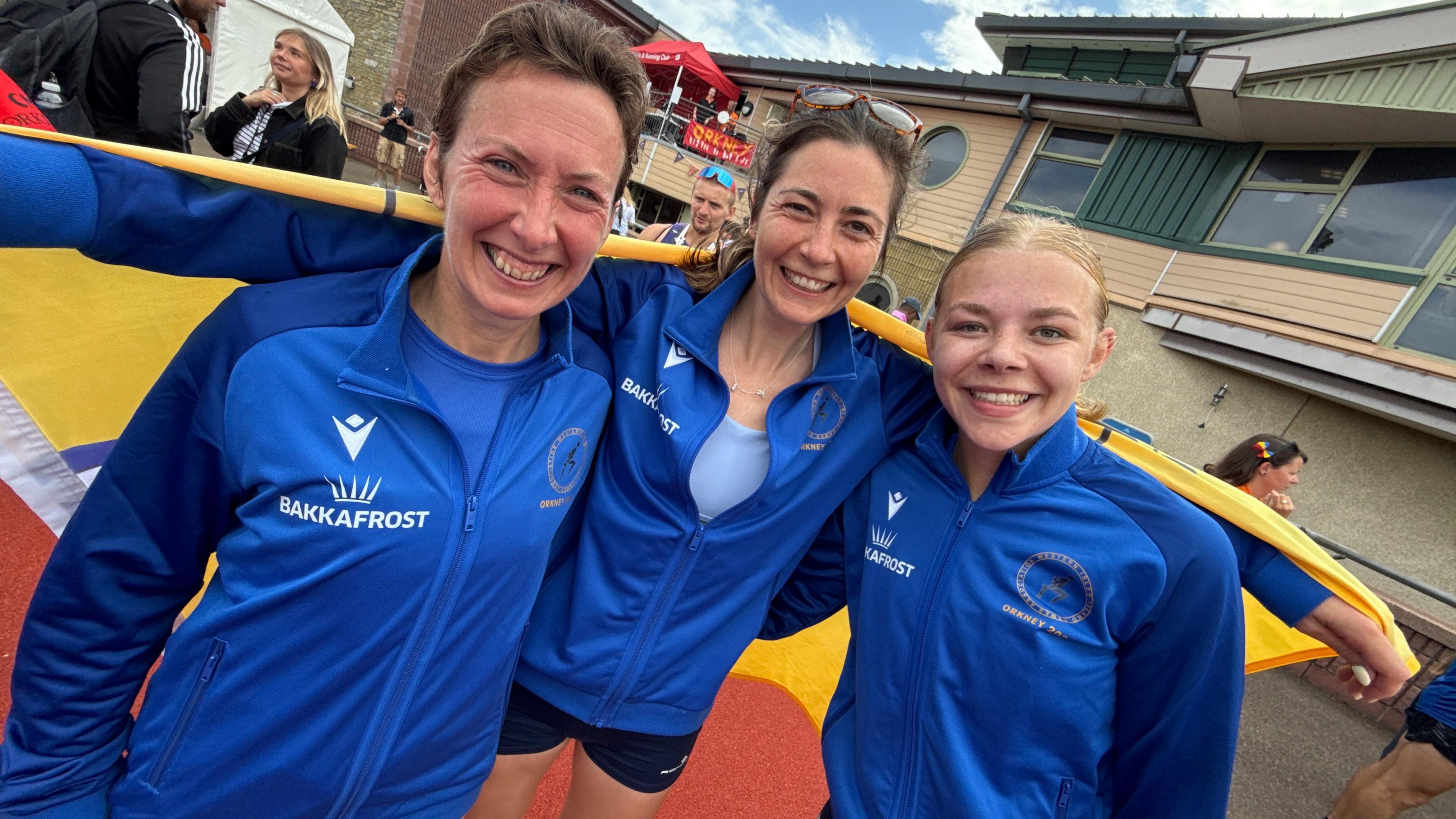 Sgioba leth-mharathon WIIGA, Muriel NicLeòid, Mhairi Hall agus Ailyn NicAoidh.