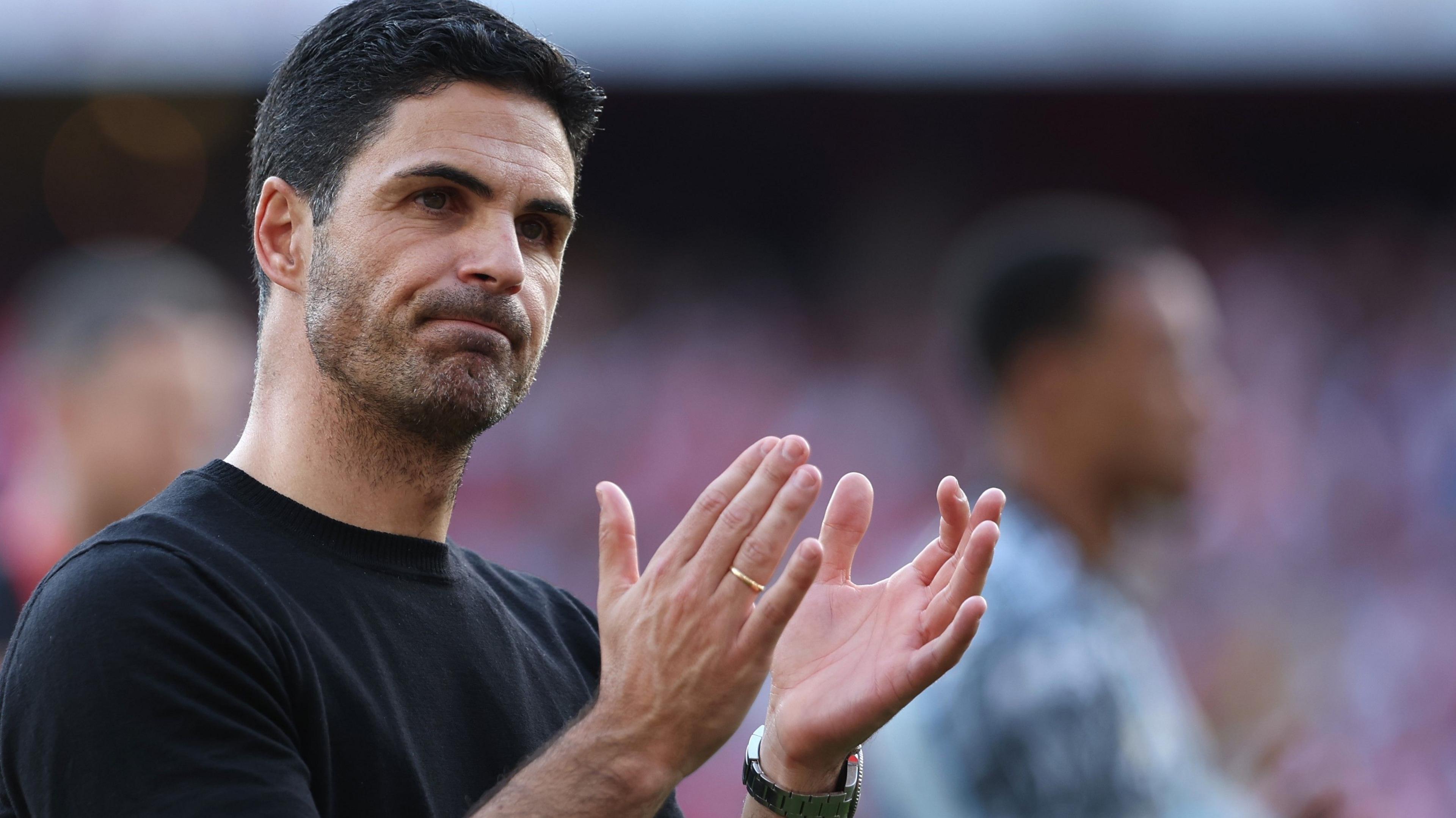 Mikel Arteta applauds