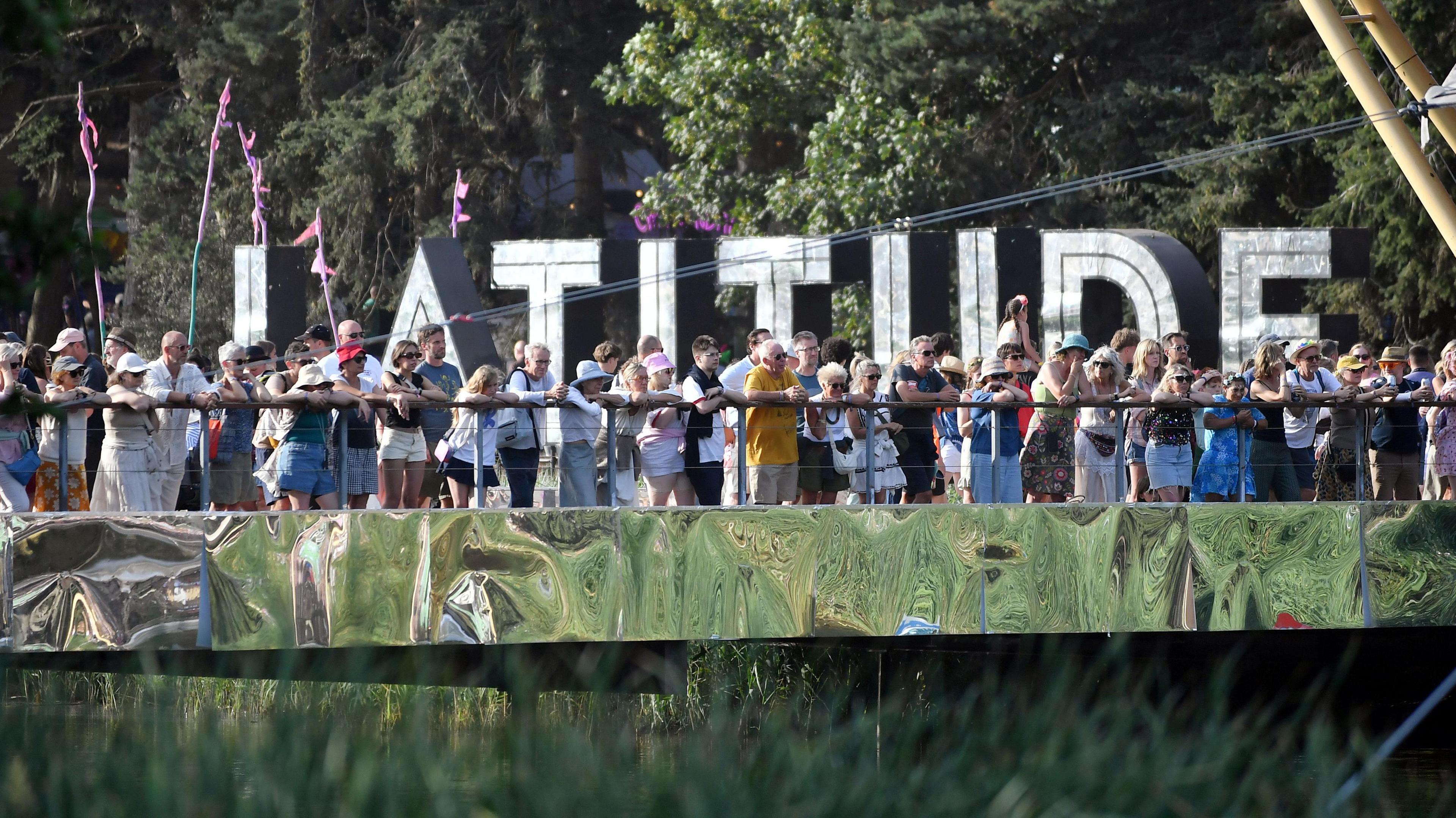 latitude-in-pictures-wet-leg-teddy-swims-and-lewis-capaldi-bbc-news