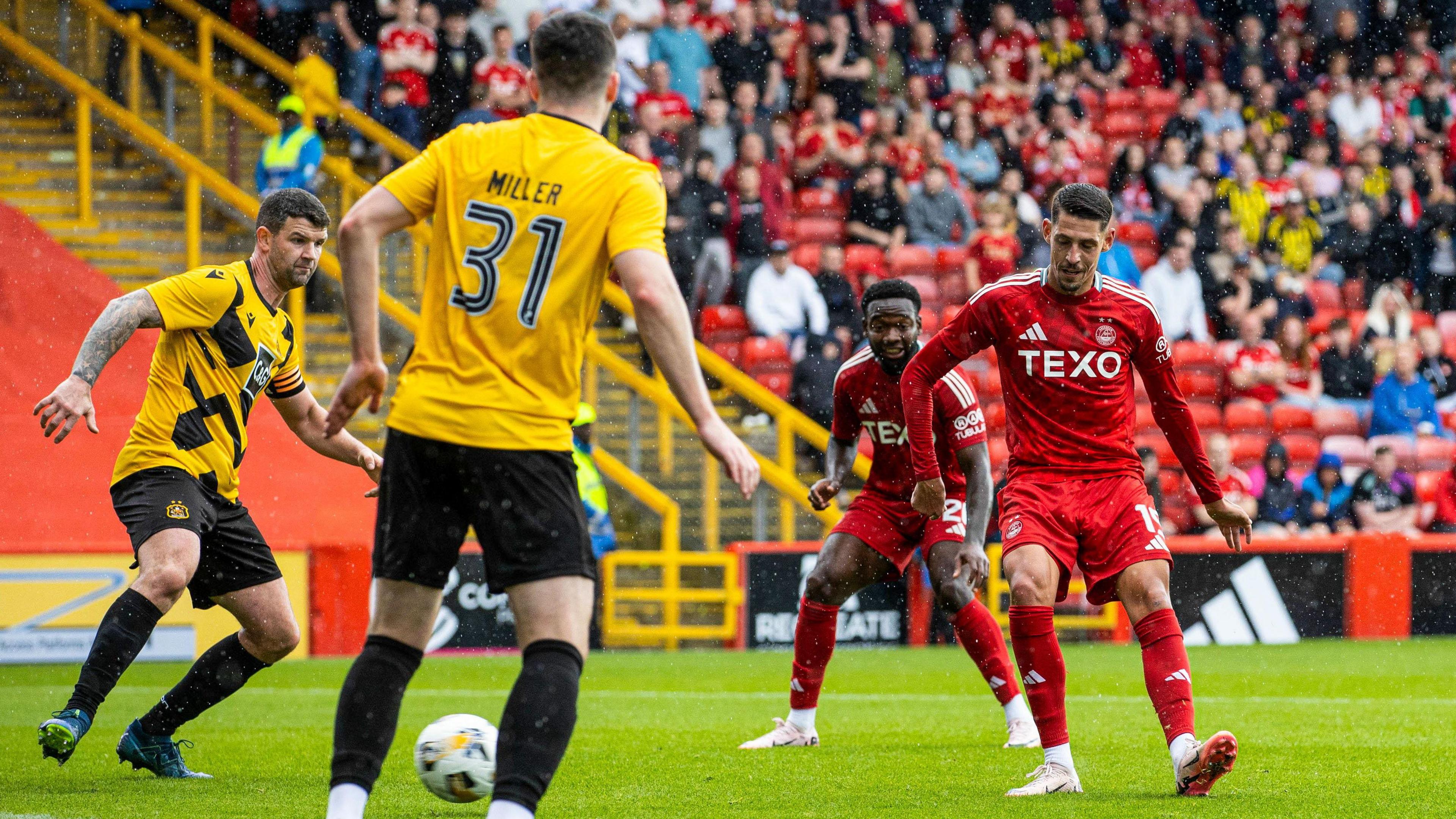 Ester Sokler scores for Aberdeen against Dumbarton