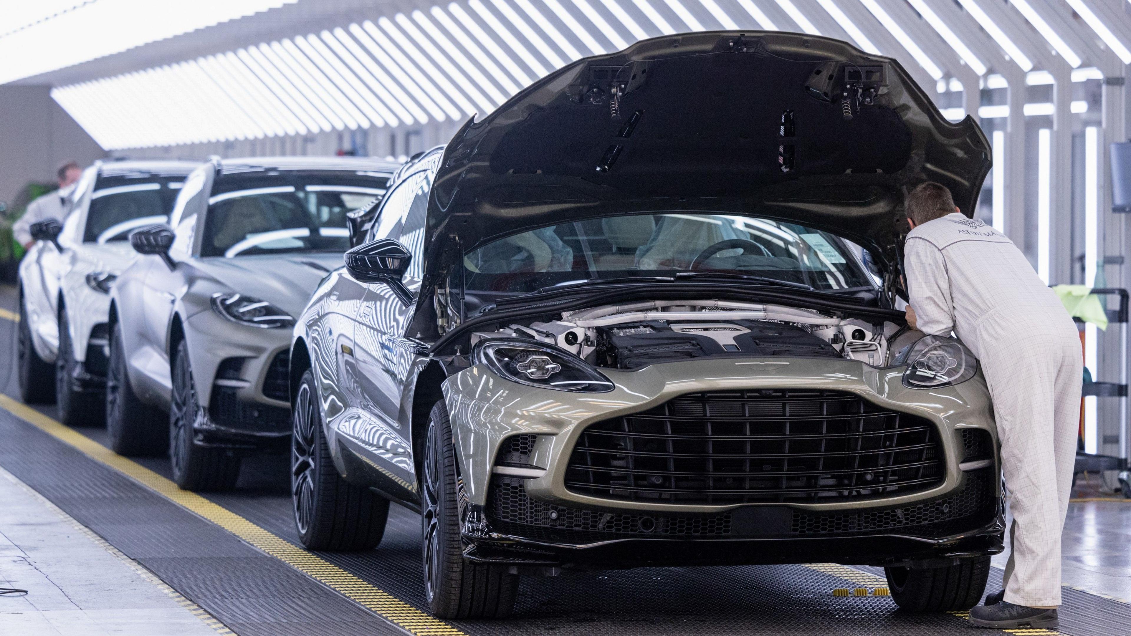 Gweithiwr yn ffatri Aston Martin yn Sain Tathan