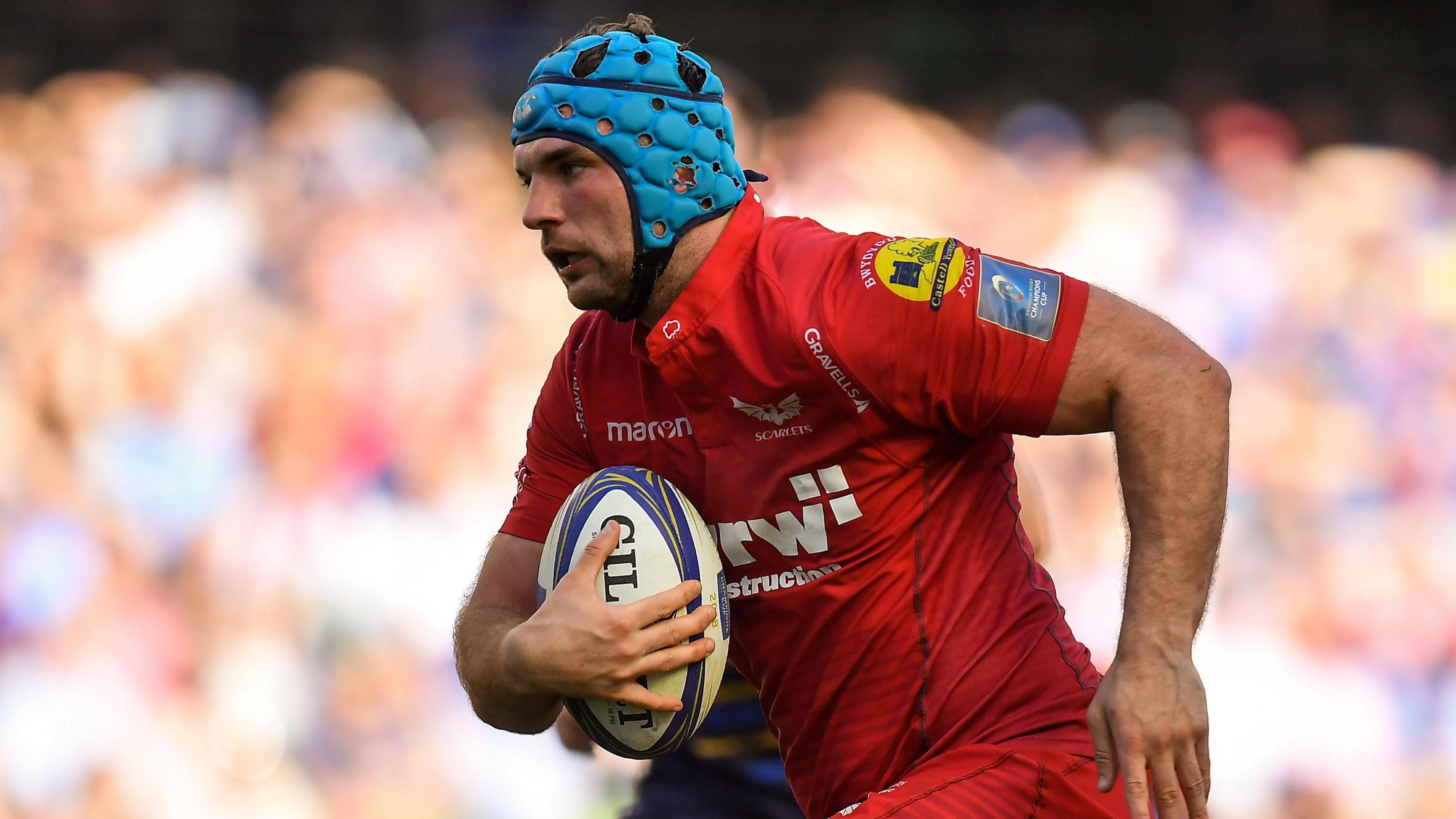 Tadhg Beirne in action for Scarlets