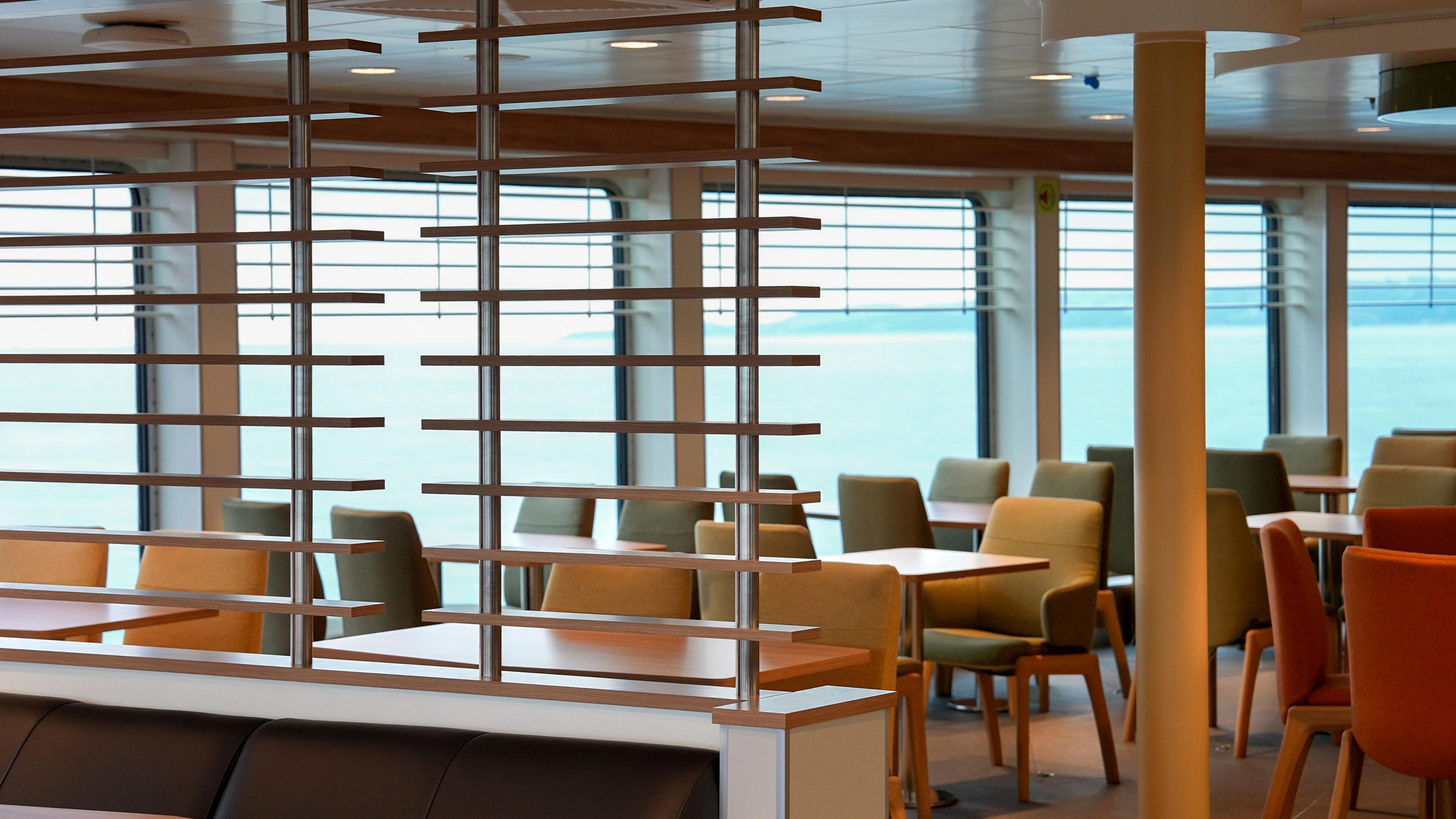 Taobh a-staigh an MV Isle of Islay.