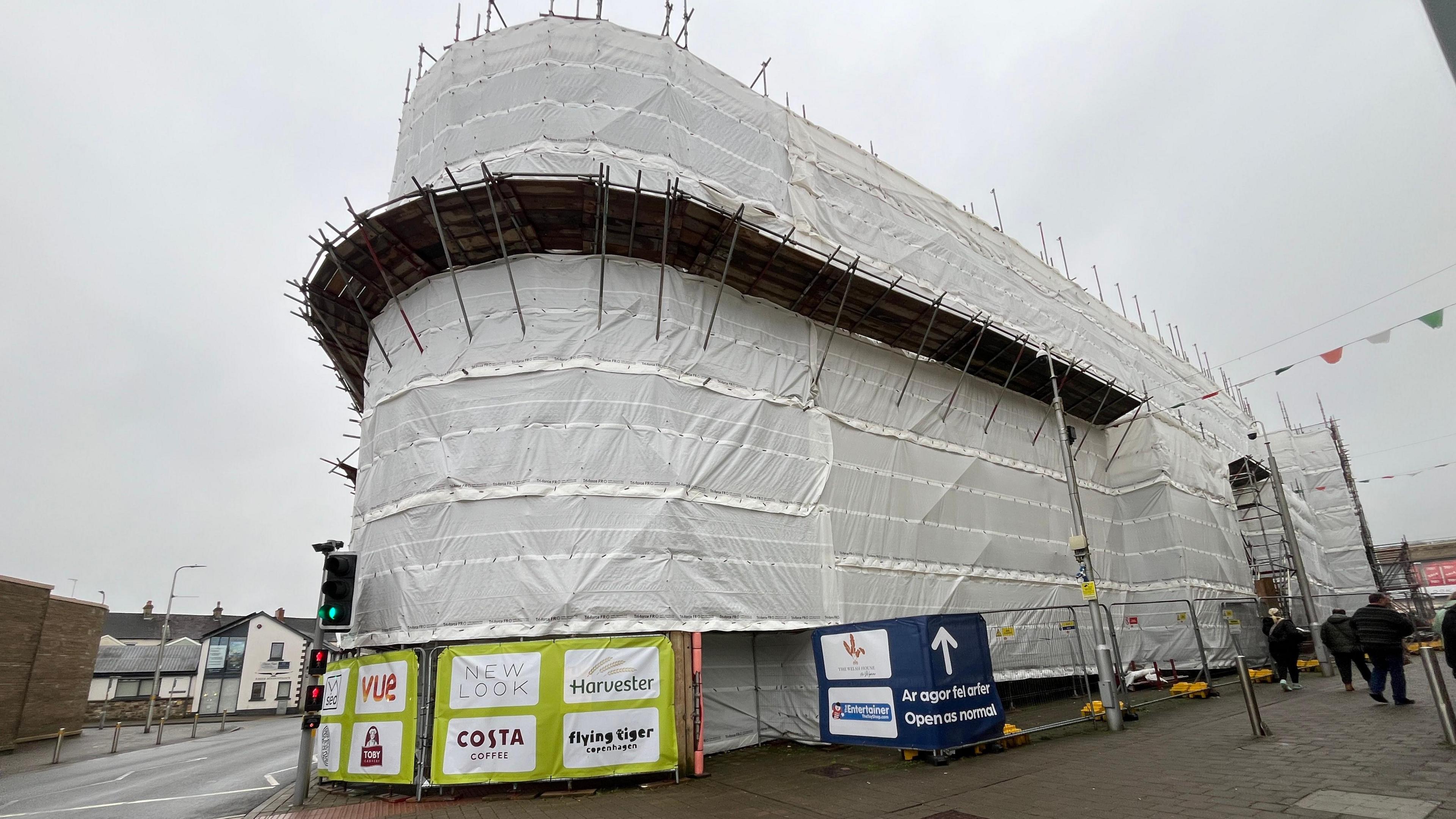 Gwaith adeiladu ar hen safle Debenhams yng Nghaerfyrddin