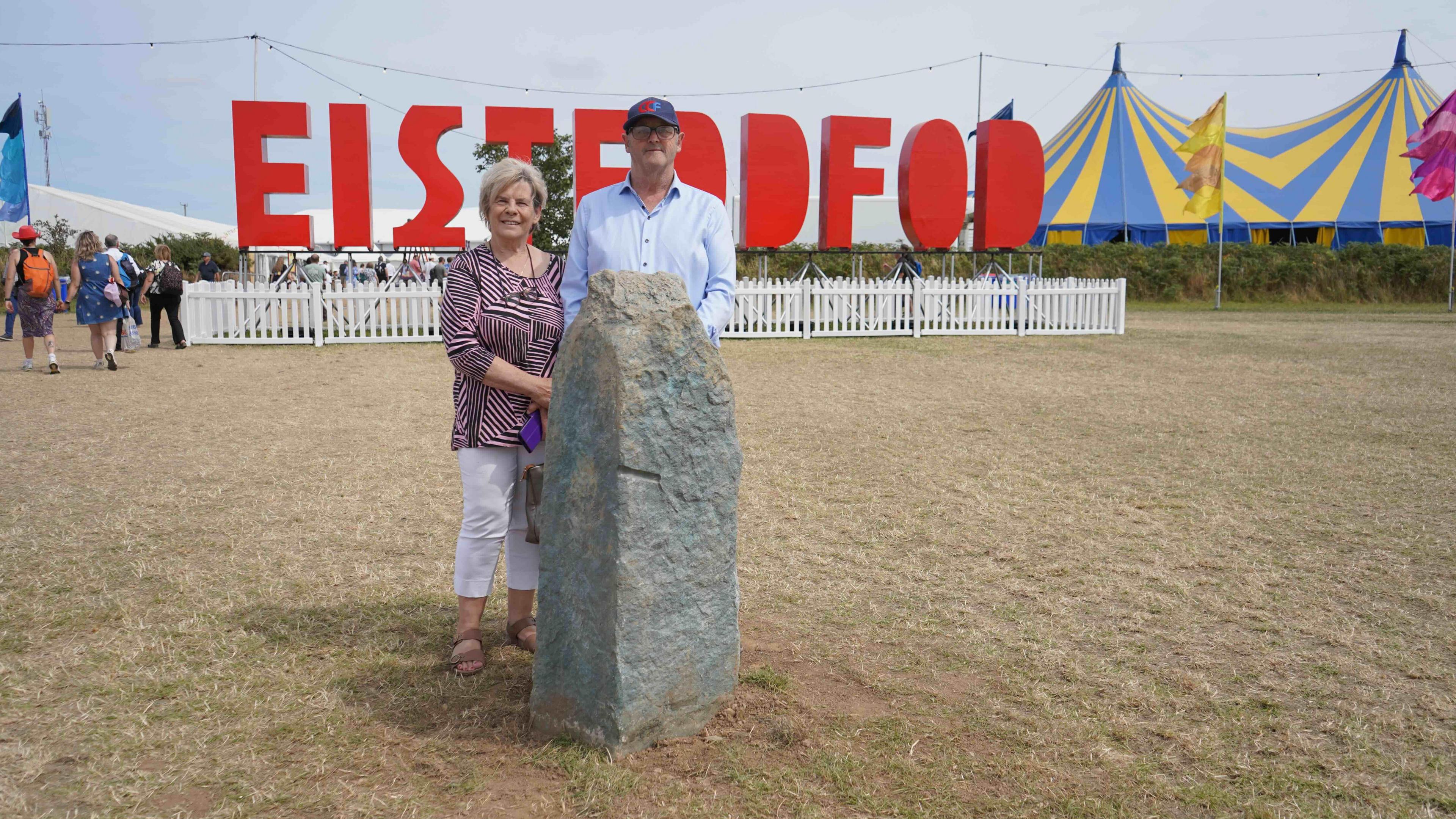 Mae Joy a Huw o Flaenffos wedi cael wythnos fendigedig ac yn gobeithio croesawu'r Eisteddfod i Sir Benfro eto yn y dyfodol agos