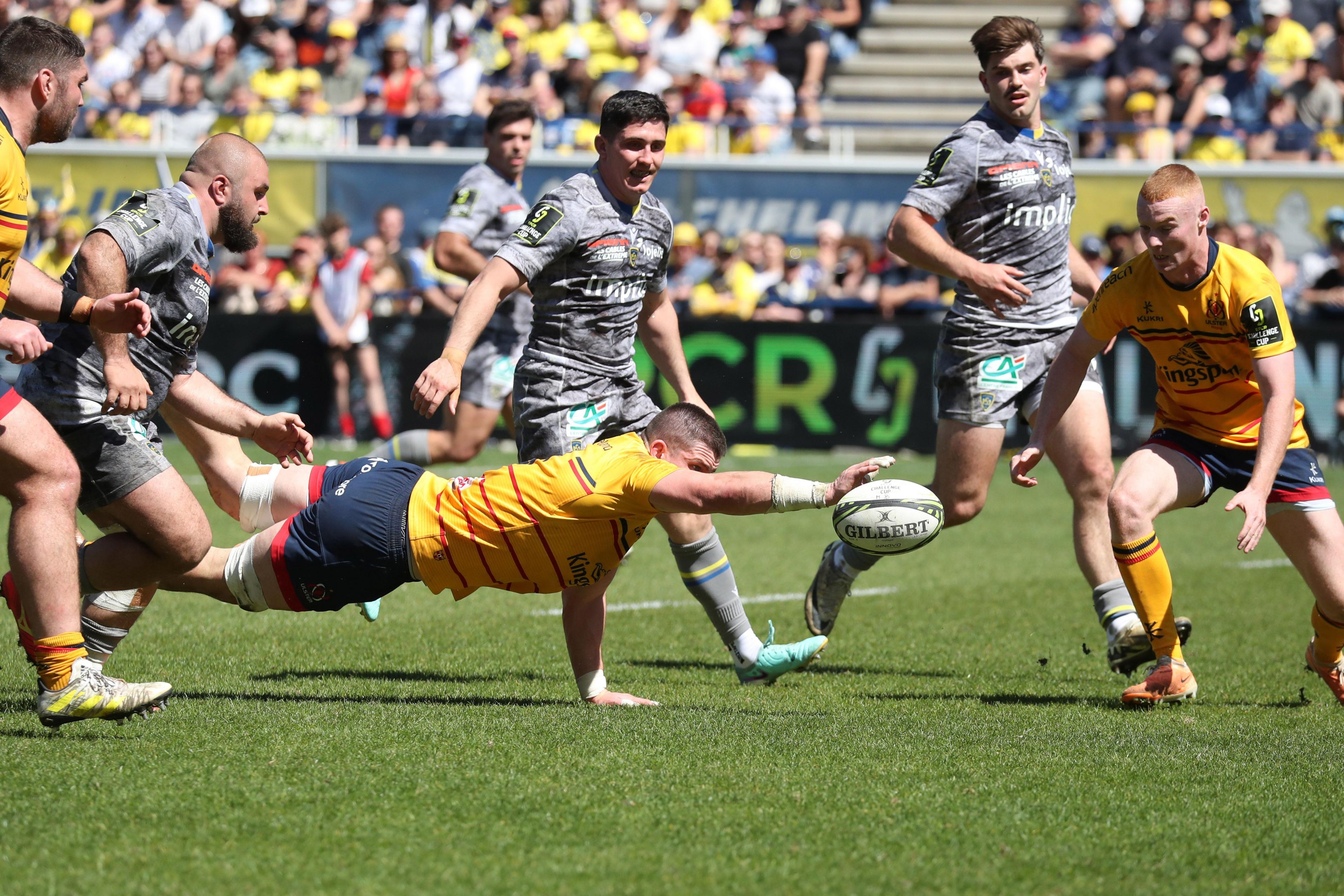 Nick Timoney stretches for the ball