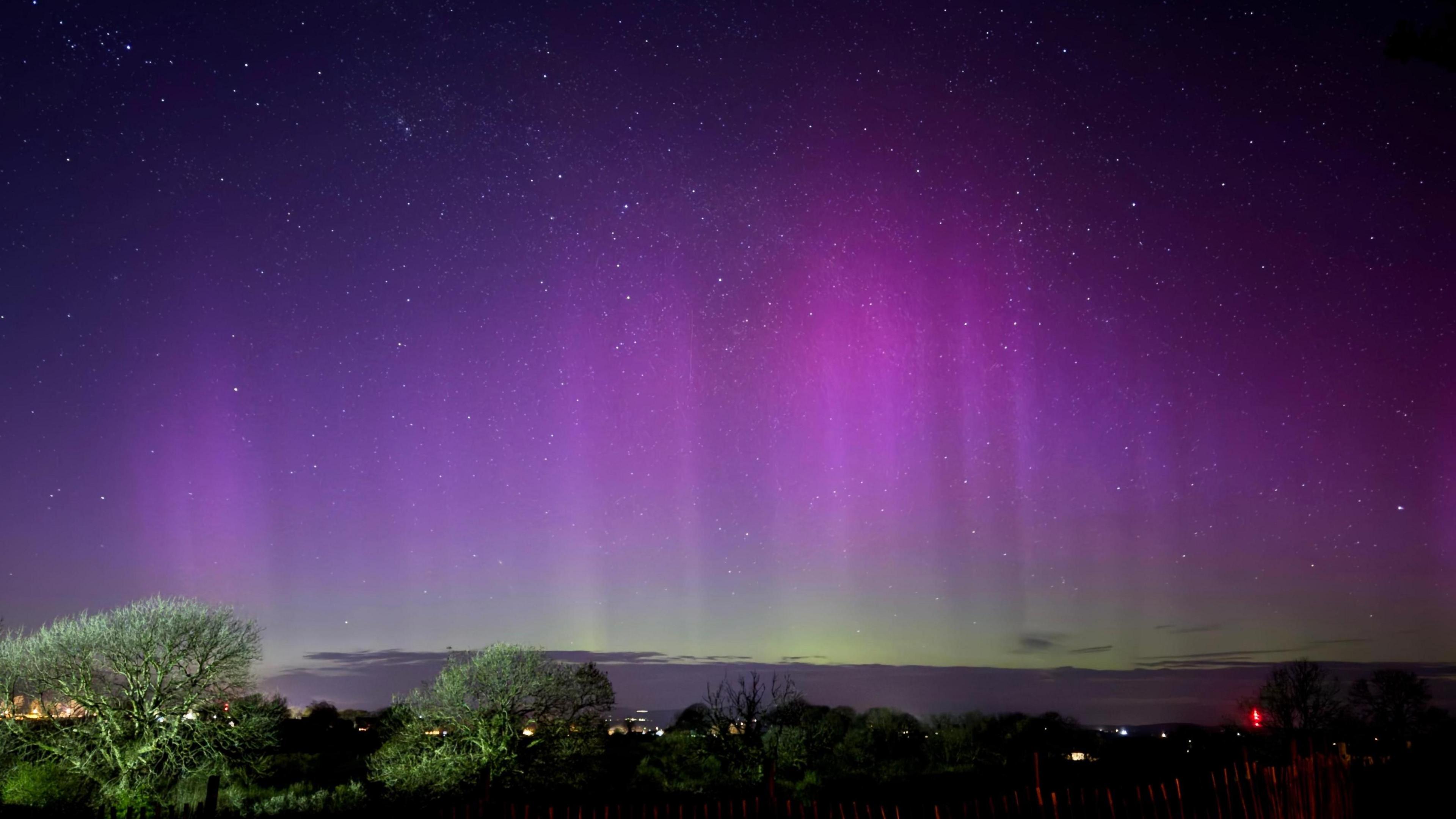 レア Aurora オーロラ ブラックナイト レッドナイト 英国 ENGLAND Aurora borealis shines in UK skies after geomagnetic storm