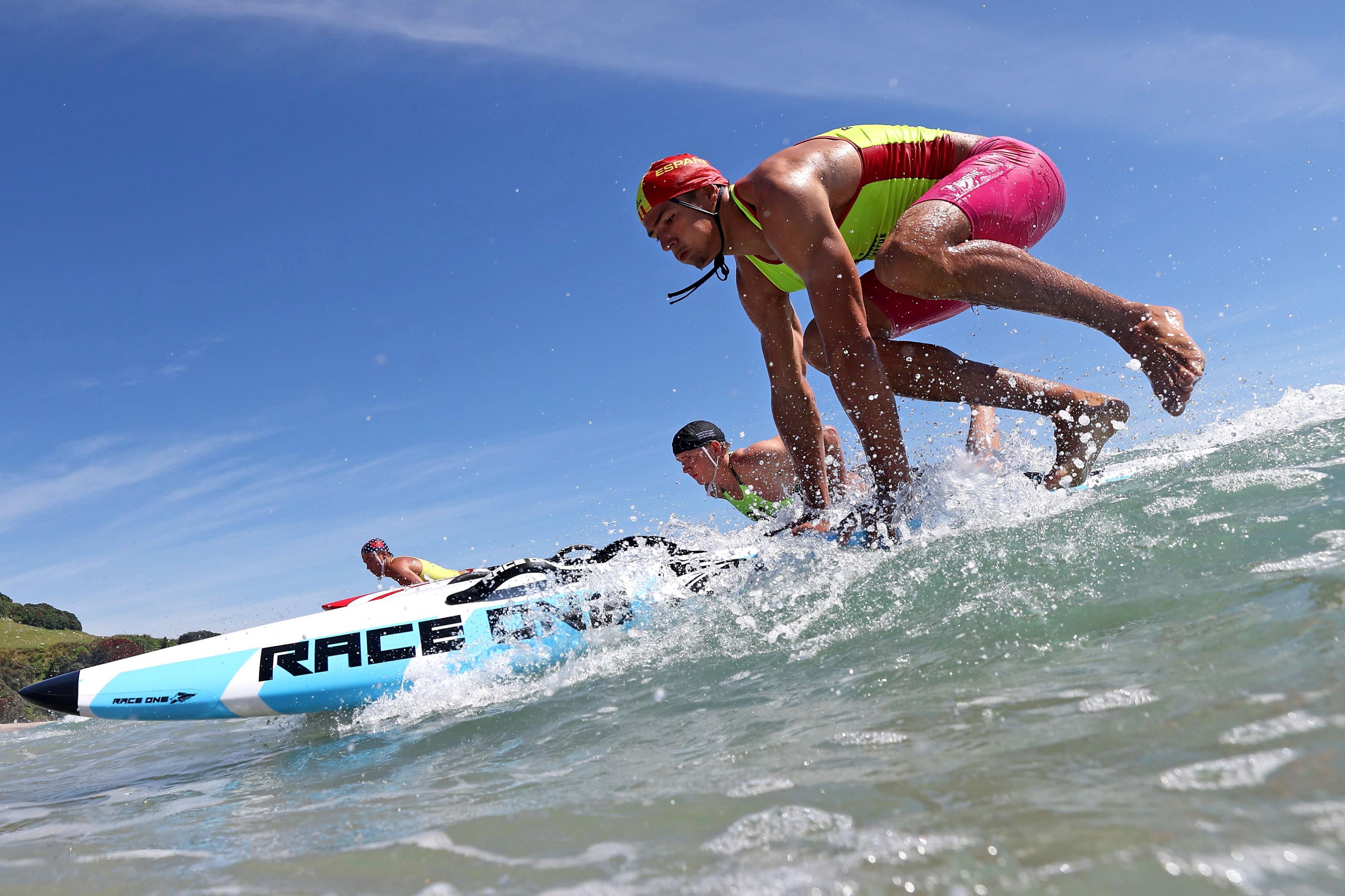 Los salvavidas de surf compiten en el Desafío Internacional de Rescate de Surf en la playa principal de Mount Maunganui en Nueva Zelanda.