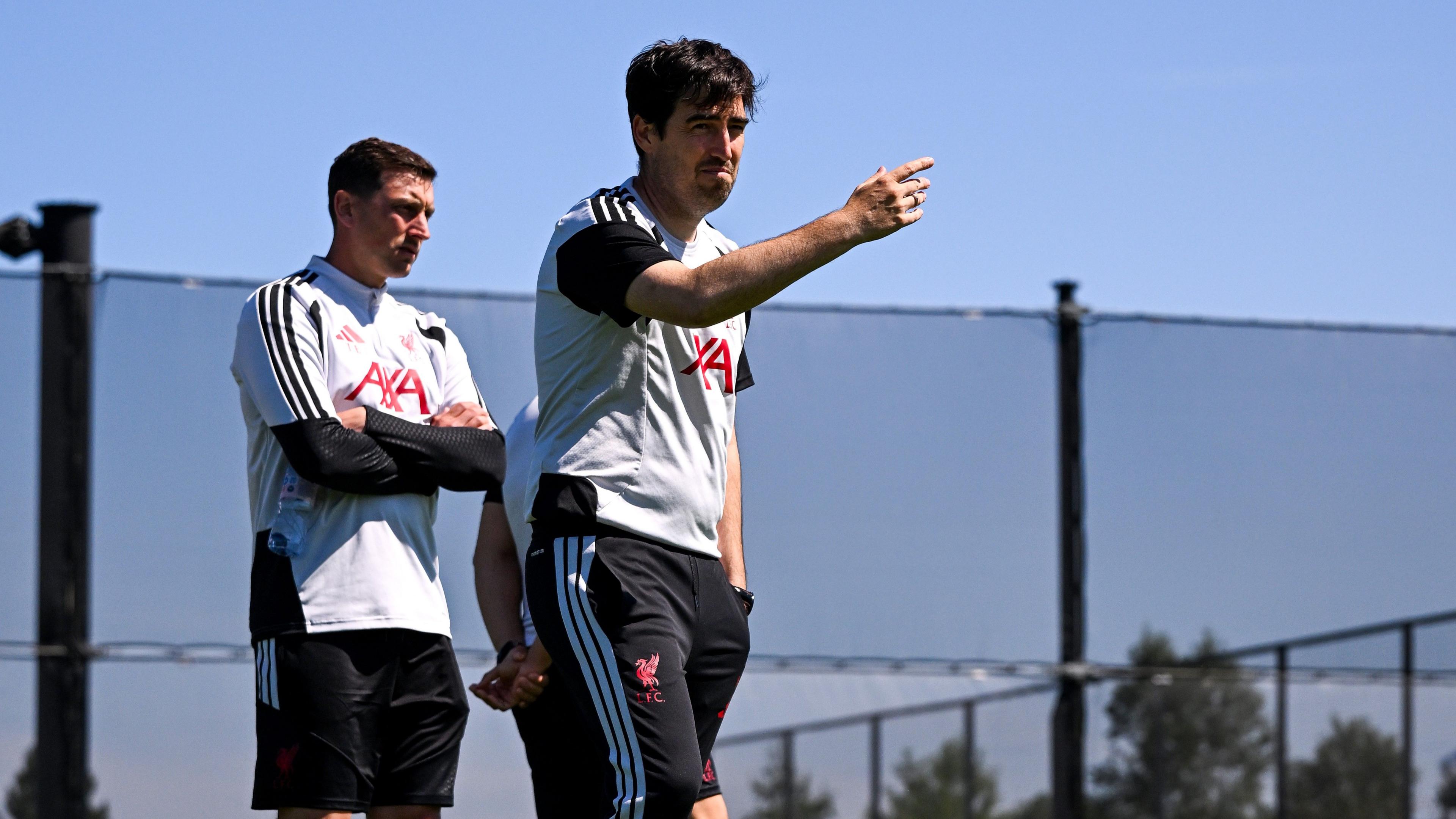 Andoni Iraola takes a training session