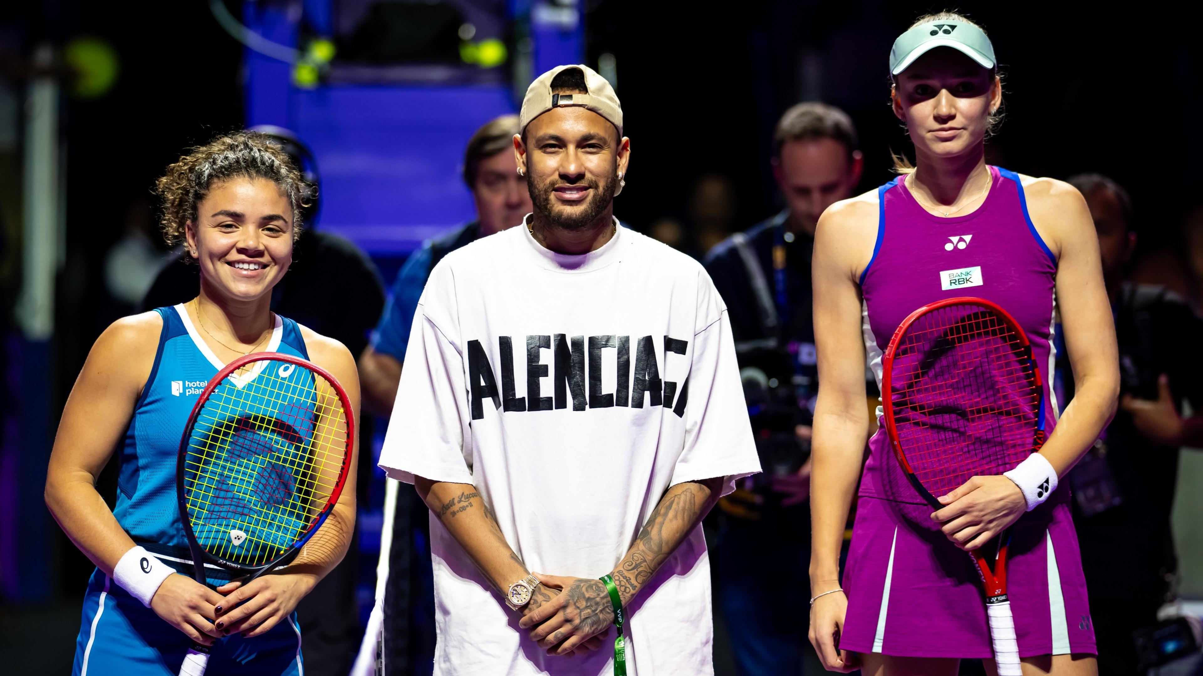 Jasmine Paolini, Neymar and Elena Rybakina at the WTA Finals