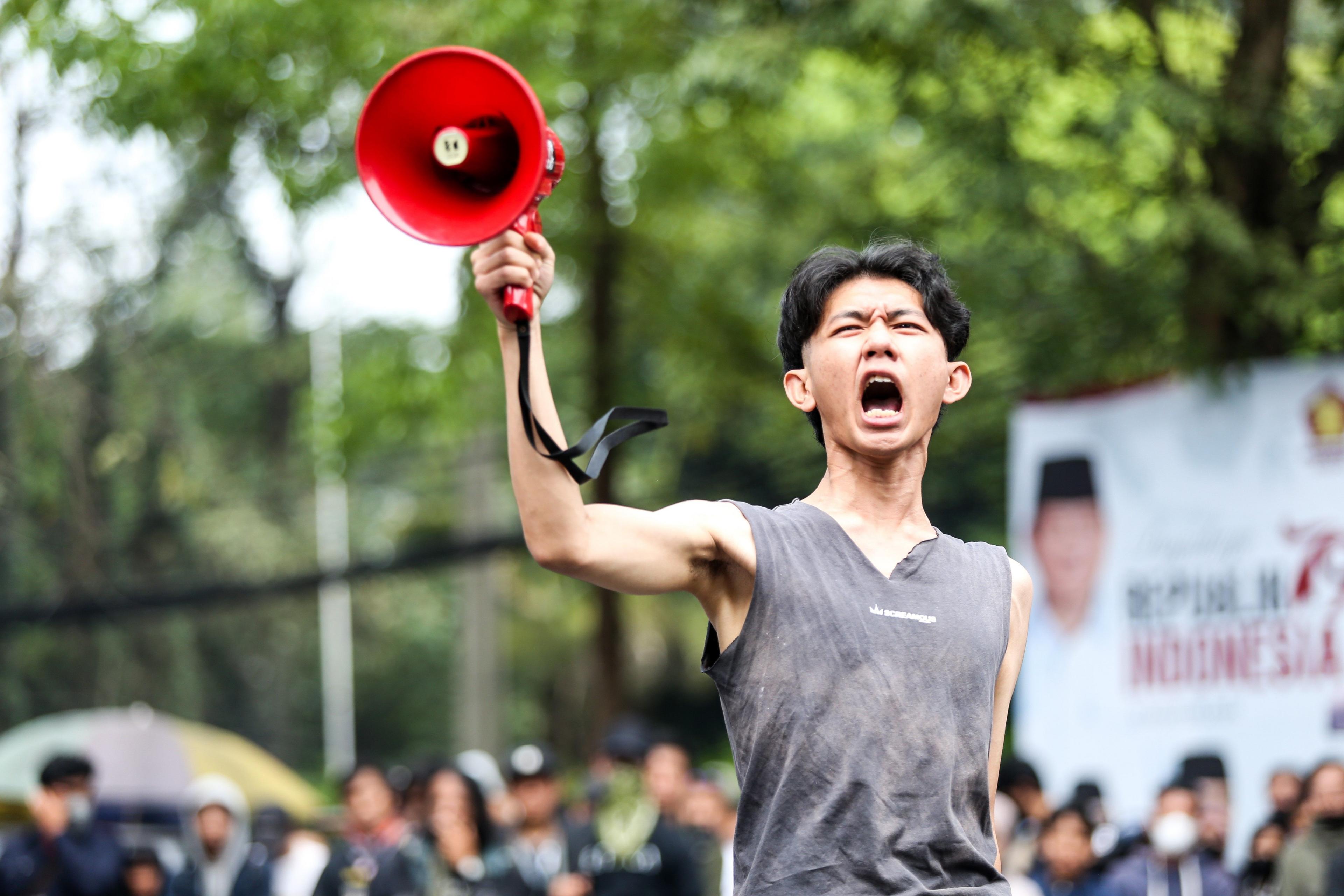 A student gives a speech during a demonstration to reject the ratification of the Regional Head Election (Pilkada) Bill in front of the West Java DPRD Building in Bandung, Indonesia, on August 22, 2024. (Photo by Ryan Suherlan/NurPhoto via Getty Images)
