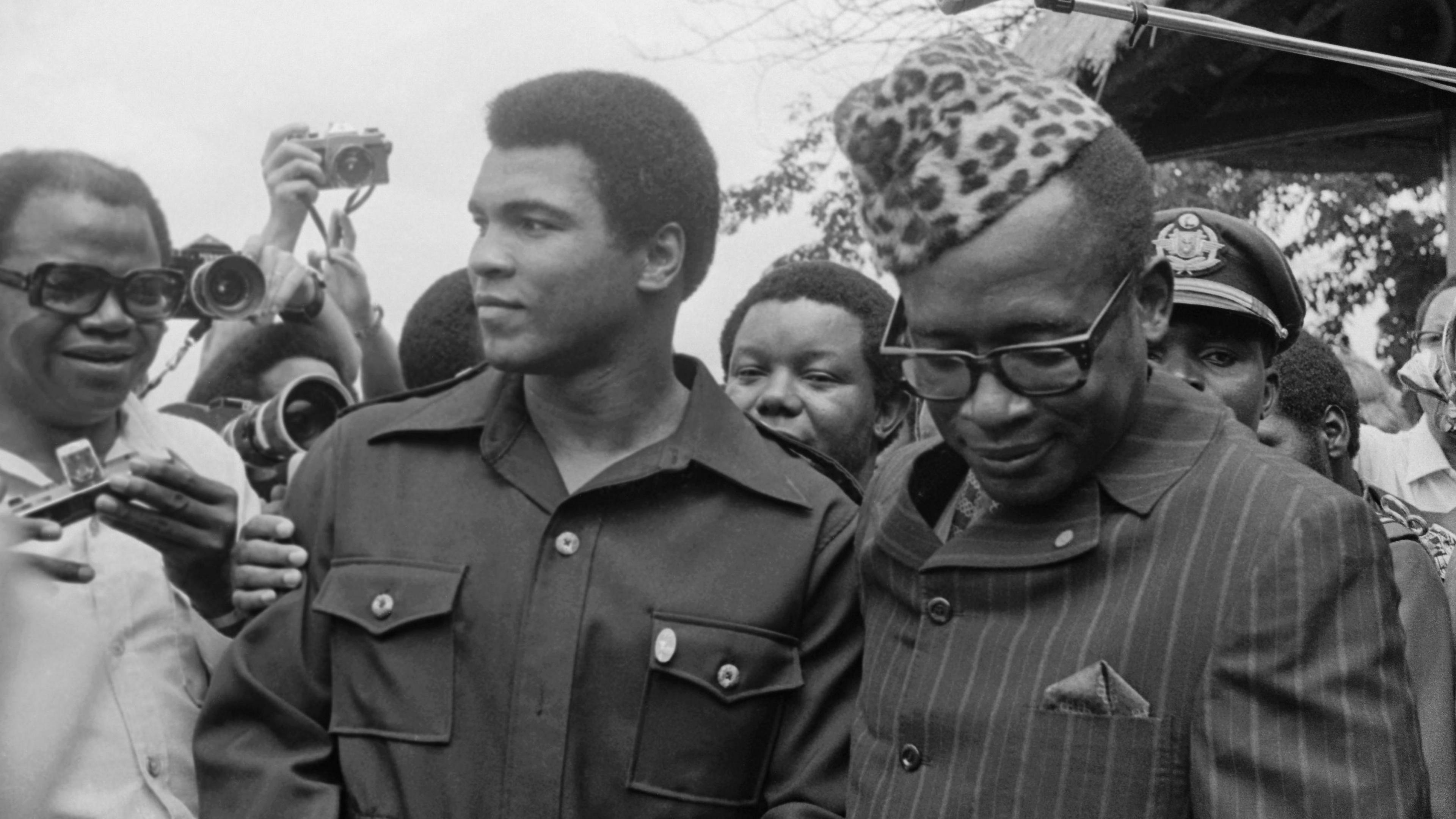 Photographers gather round Muhammad Ali and President Mobutu of Zaire in 1974