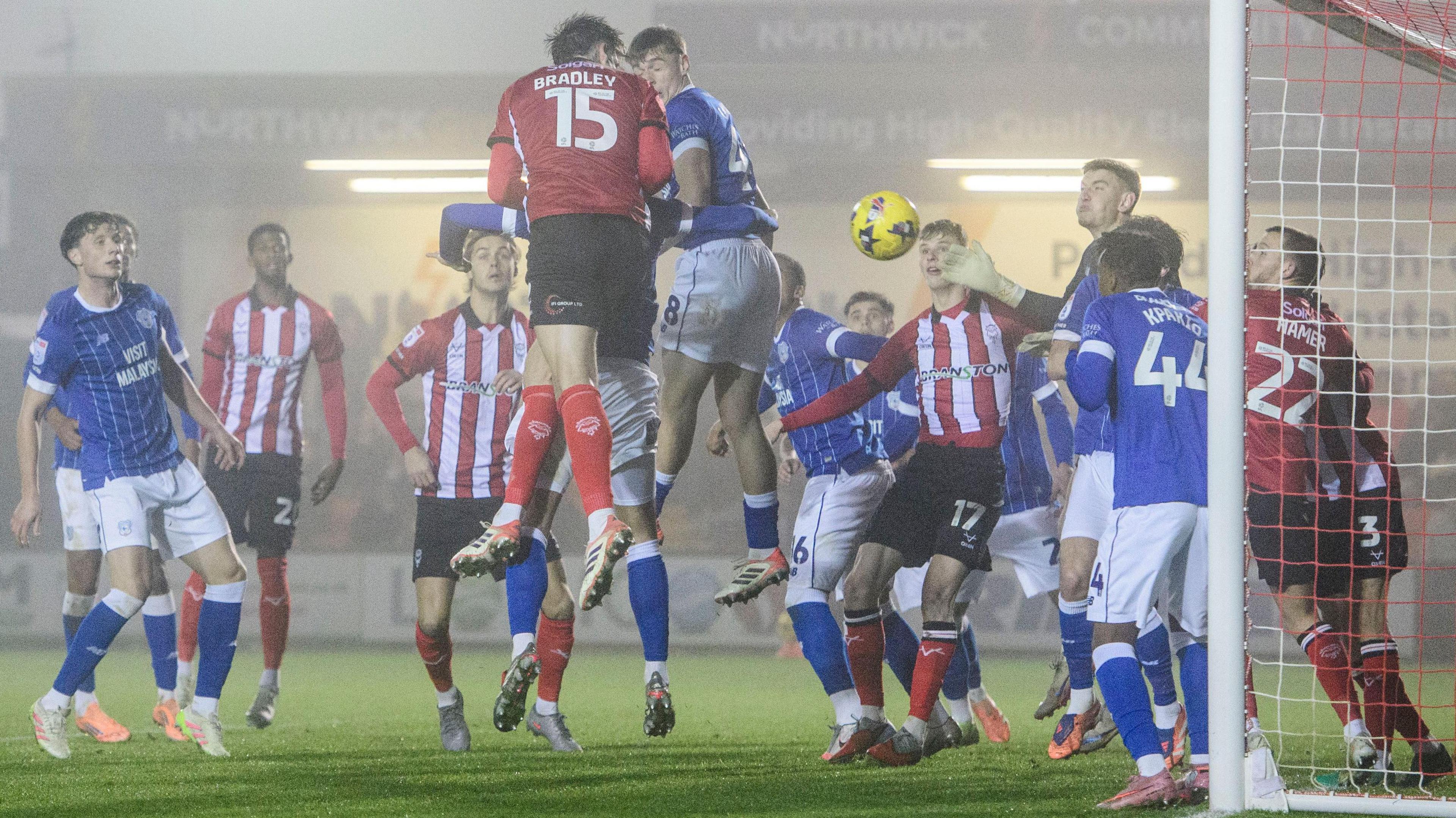 Sonny Bradley yn sgorio i Lincoln