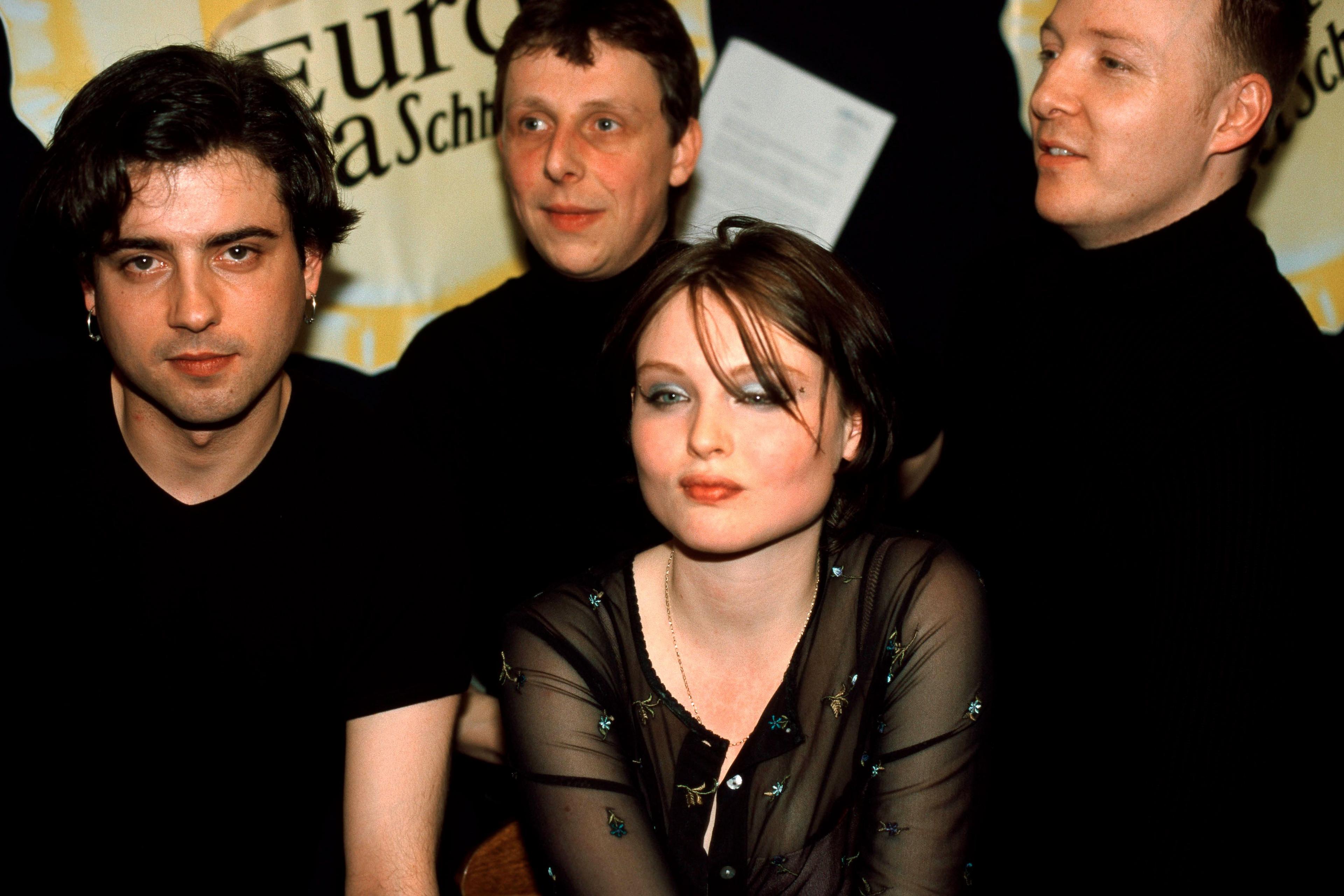 Sophie Ellis-Bextor with her old band theaudience. They are all wearing black.