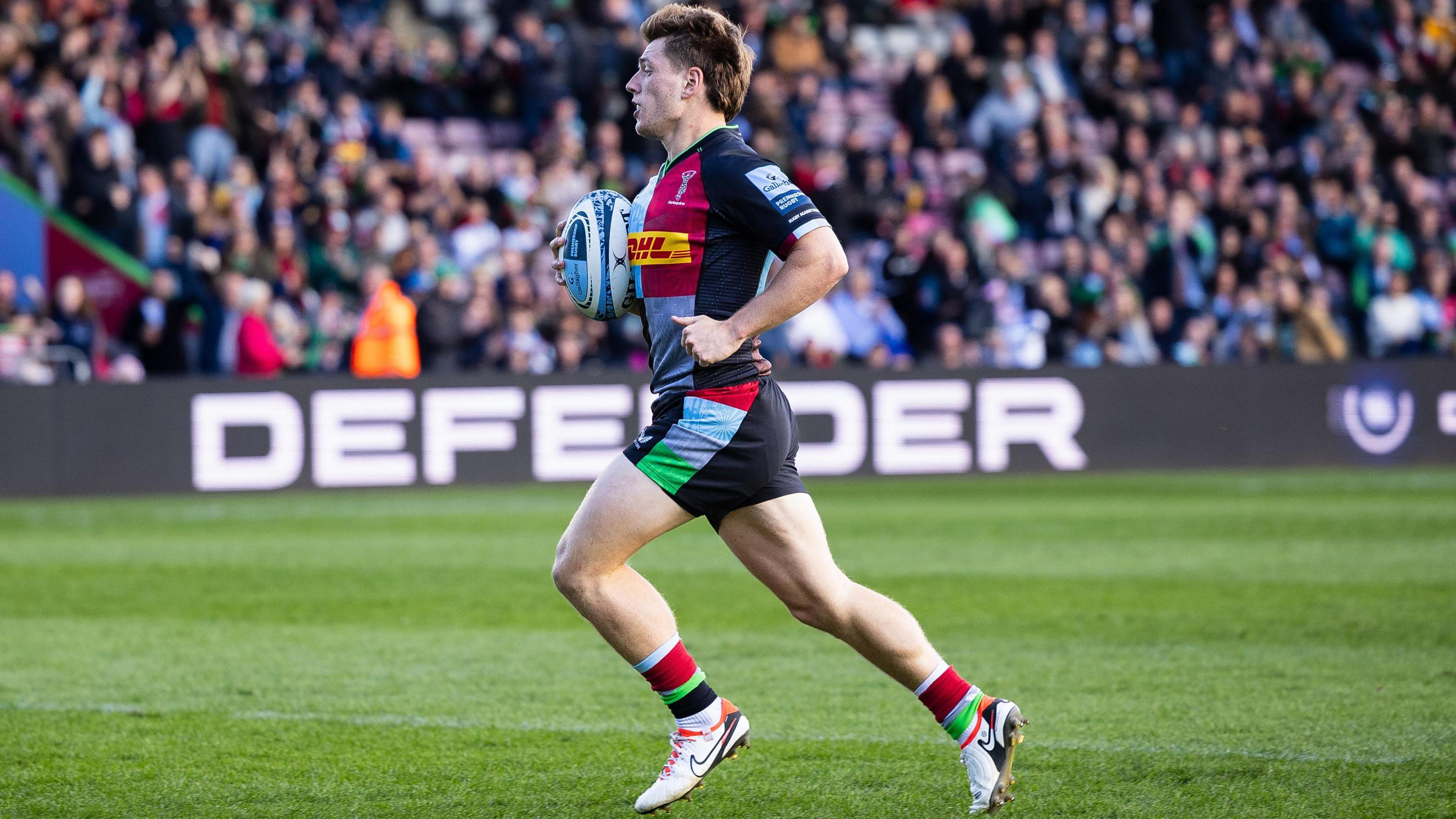 Will Porter runs in Harlequins' fourth try against Newcastle