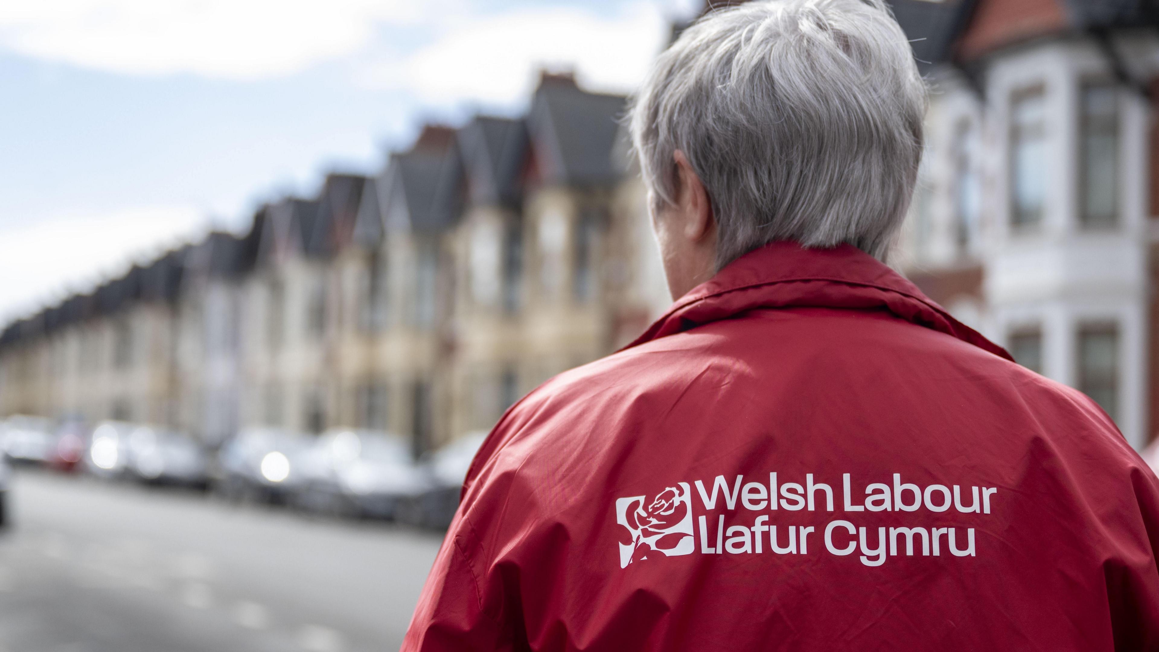 Person yn gwisgo dilledyn gyda logo Llafur Cymru