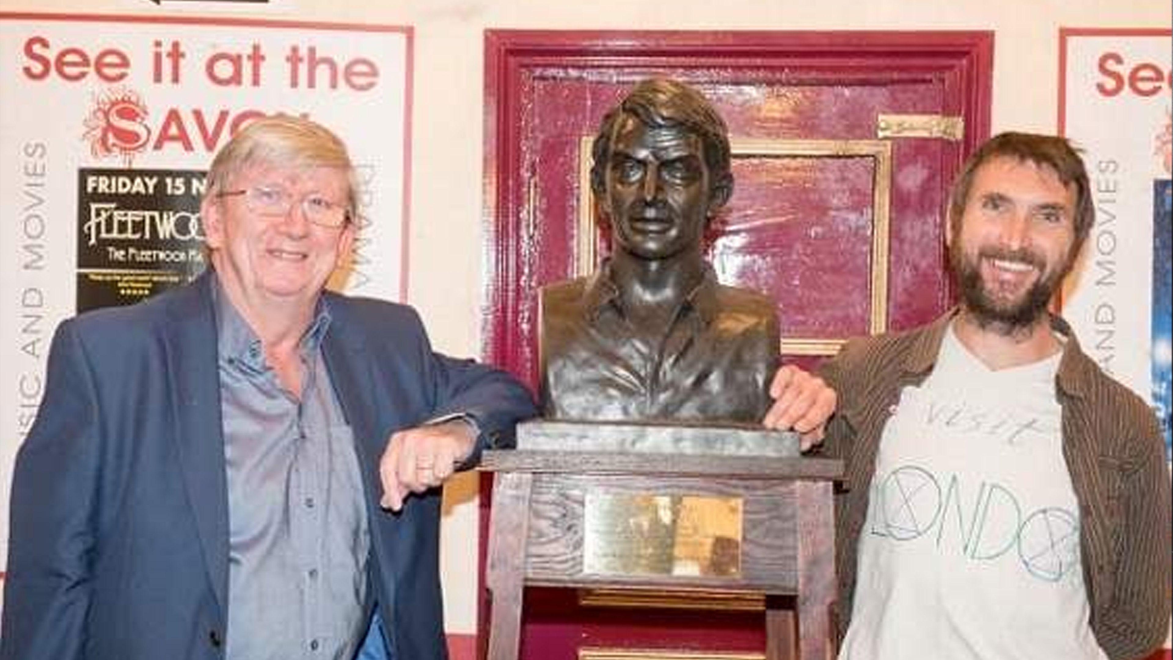 John Watterson gyda Tom, mab Jake Thackray, a phenddelw ei dad.