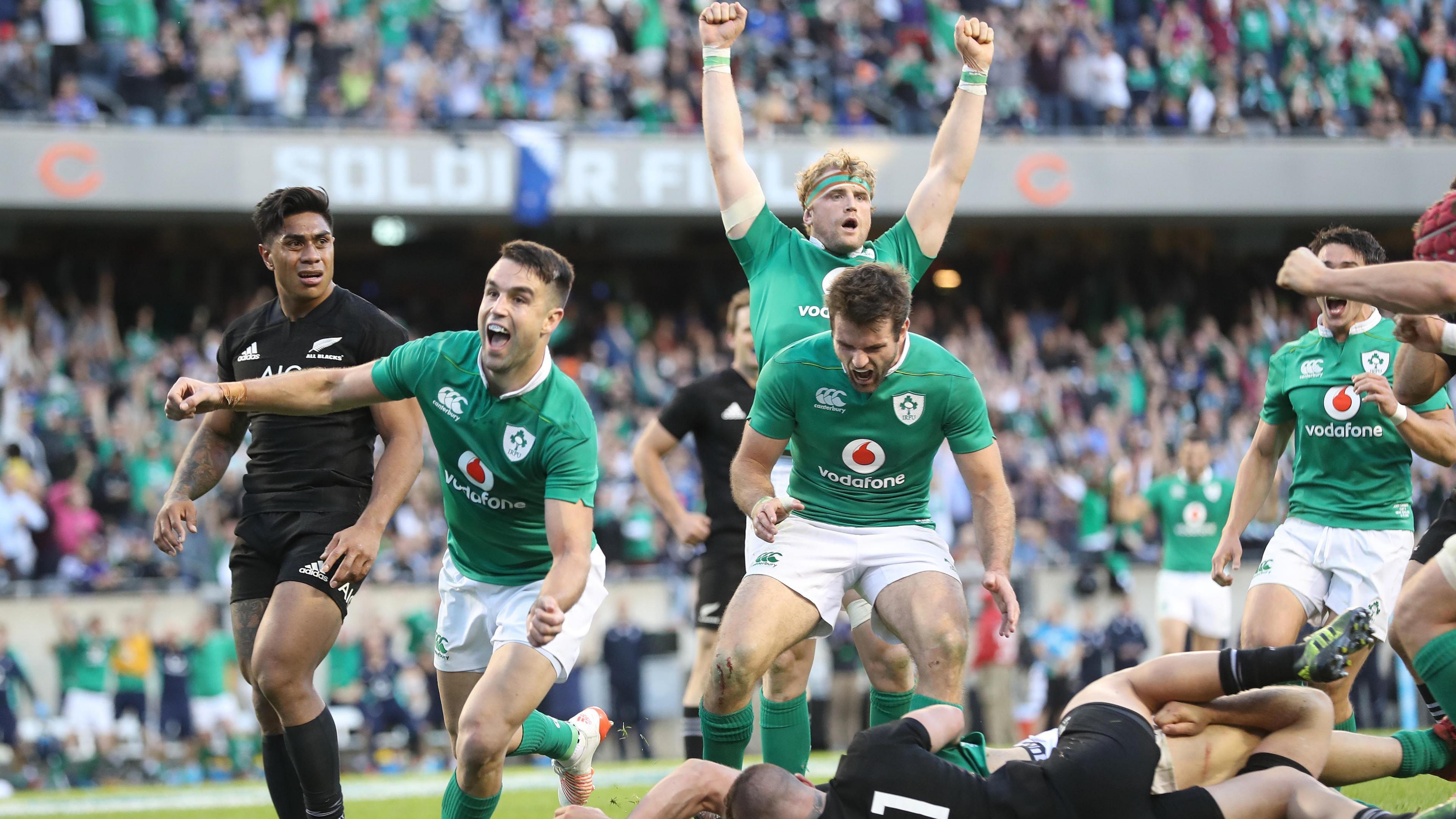 Conor Murray celebrates Robbie Henshaw's try