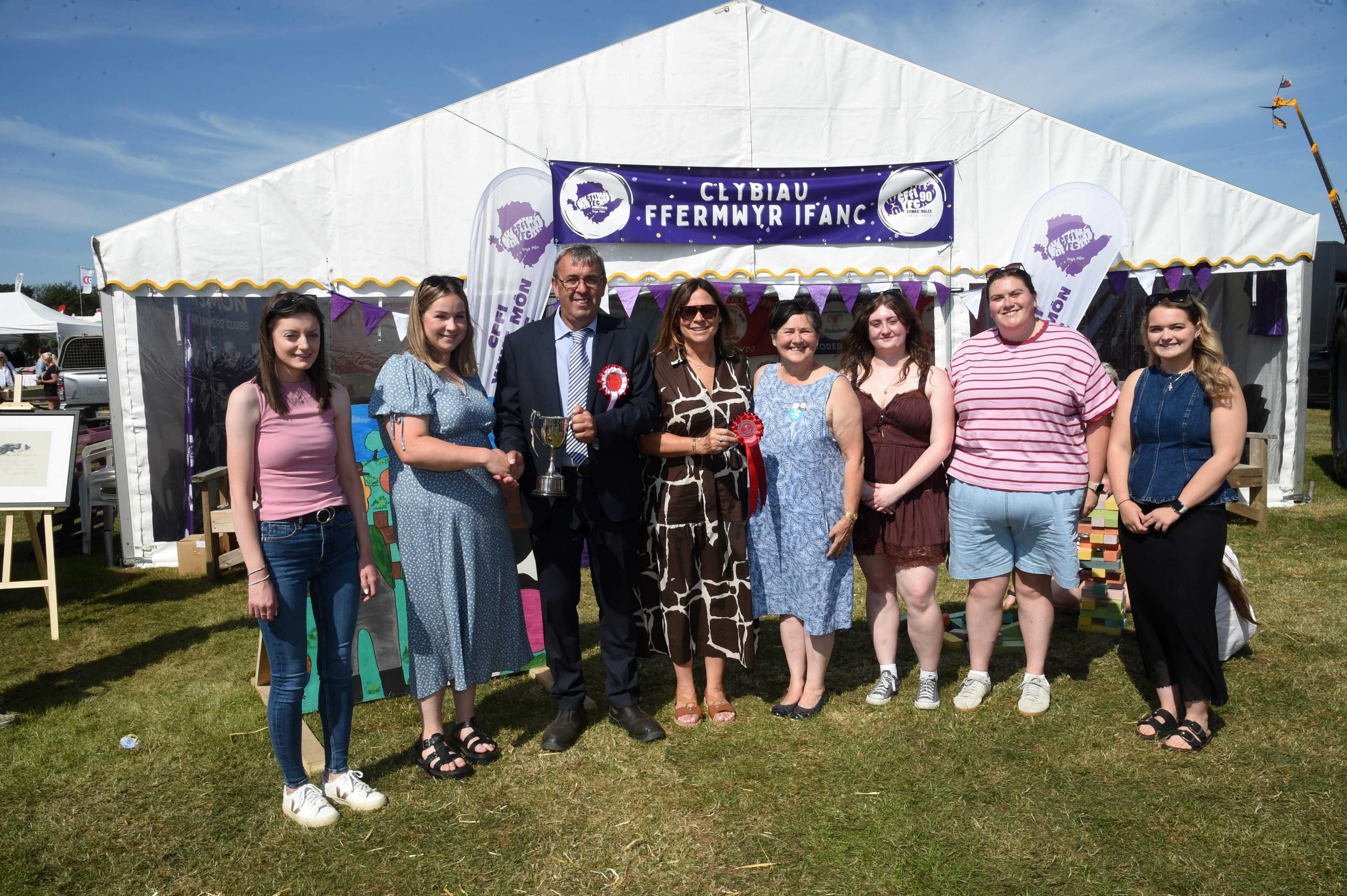Stondin Ffermwyr Ifanc Môn oedd enillwyr stonin mwyaf addawol y sioe