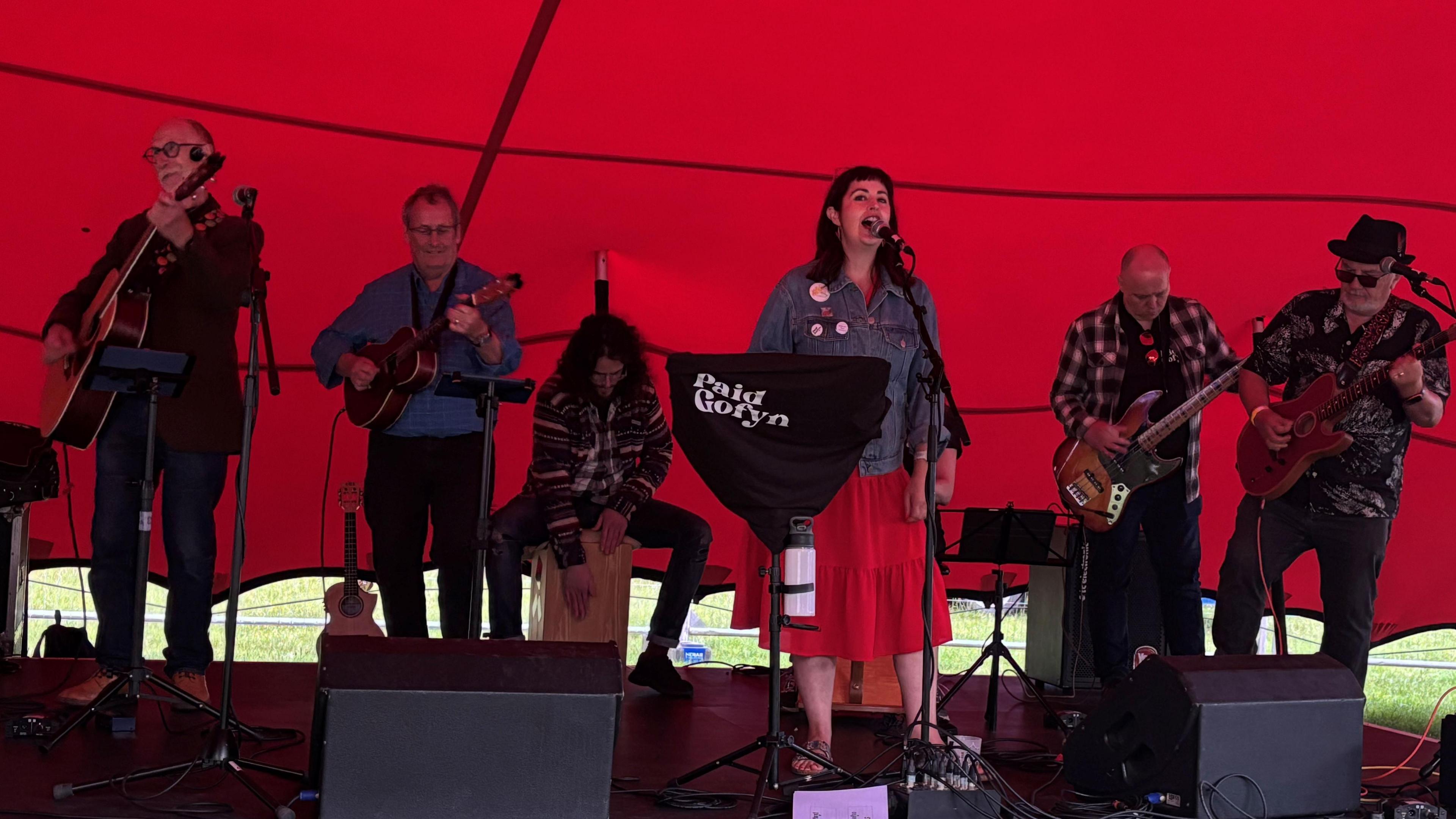 Elin Edwards yn perfformio gyda Paid Gofyn