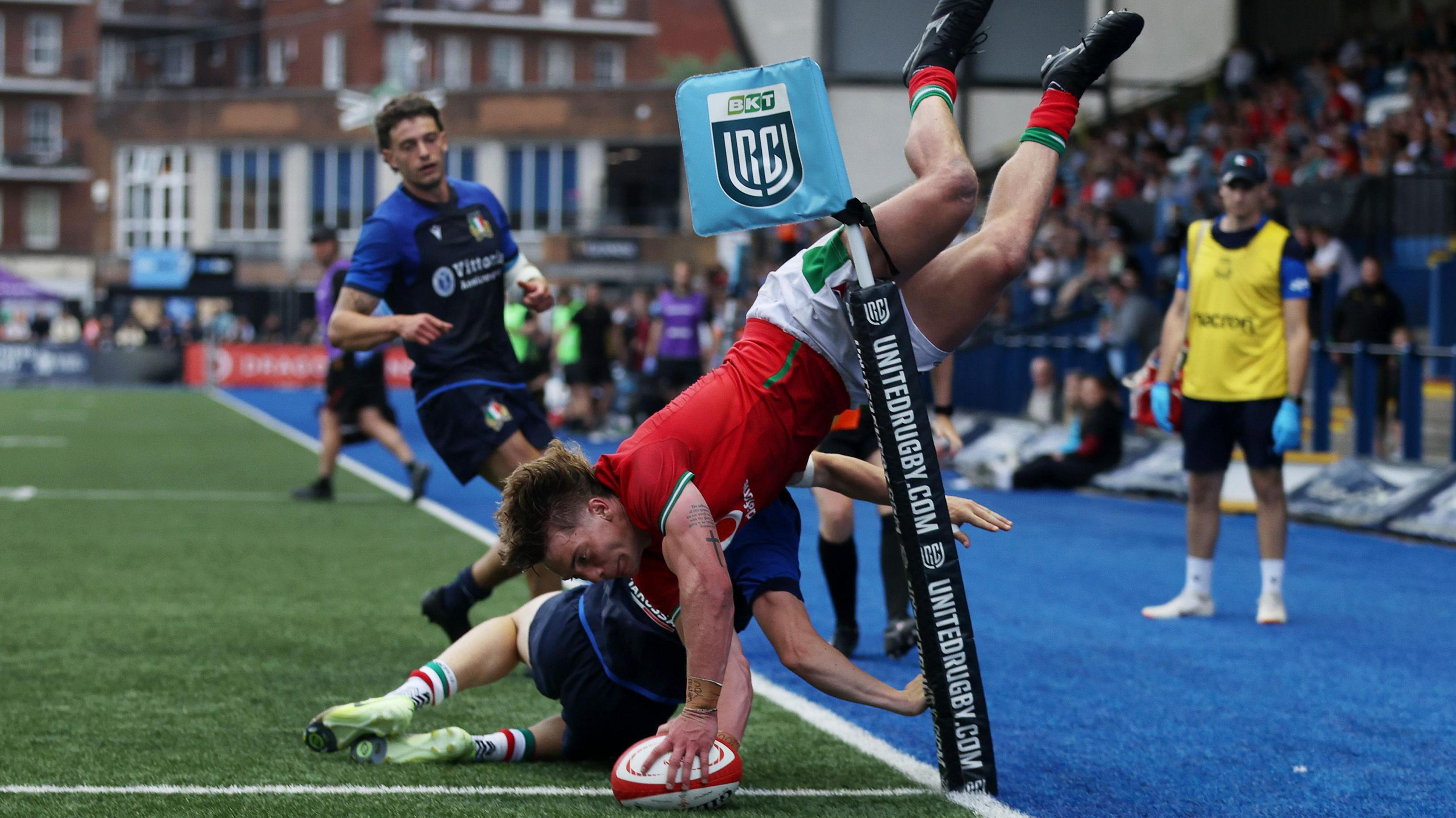 Aidan Bashoff touches down spectacularly for one of his two tries