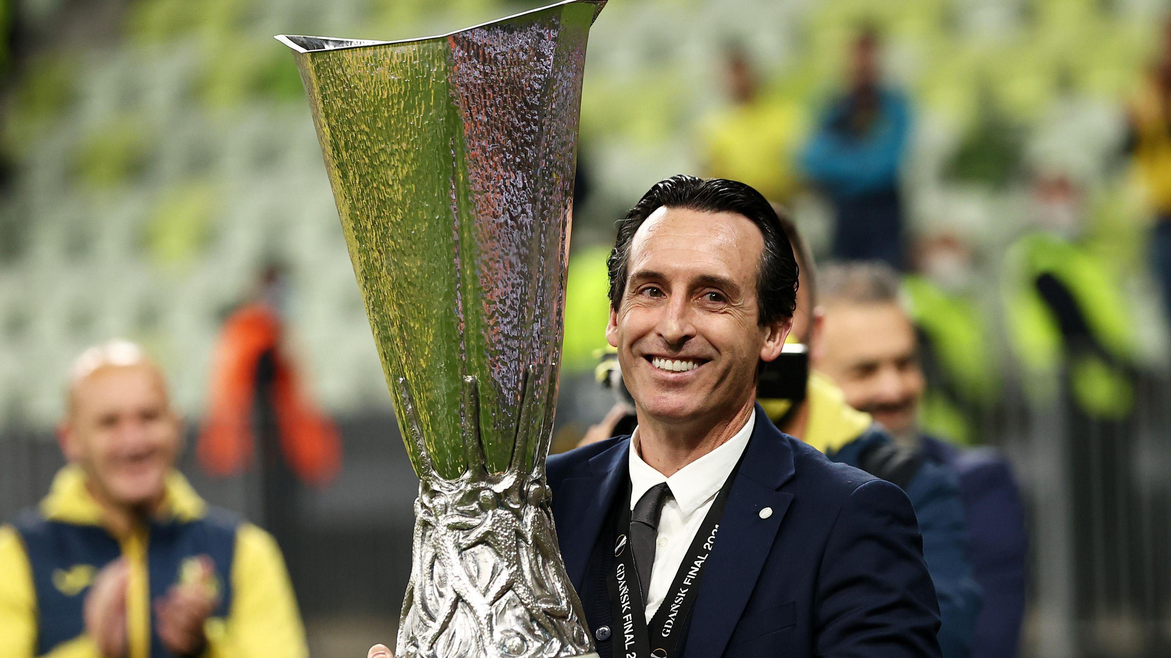 Unai Emery lifts the Europa League trophy