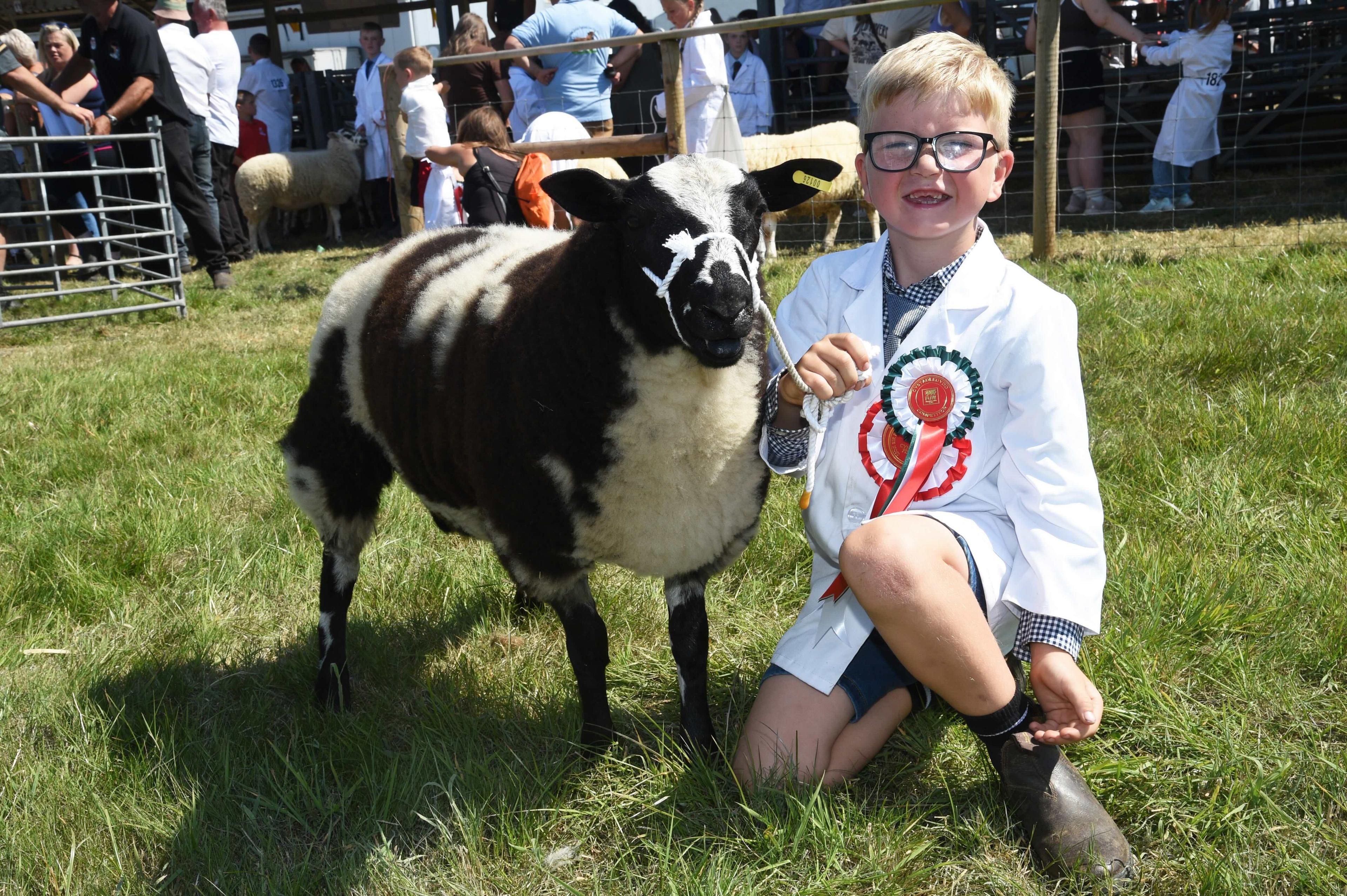 Jac Ellis Roberts ddaeth i'r brig fel bugail ifanc