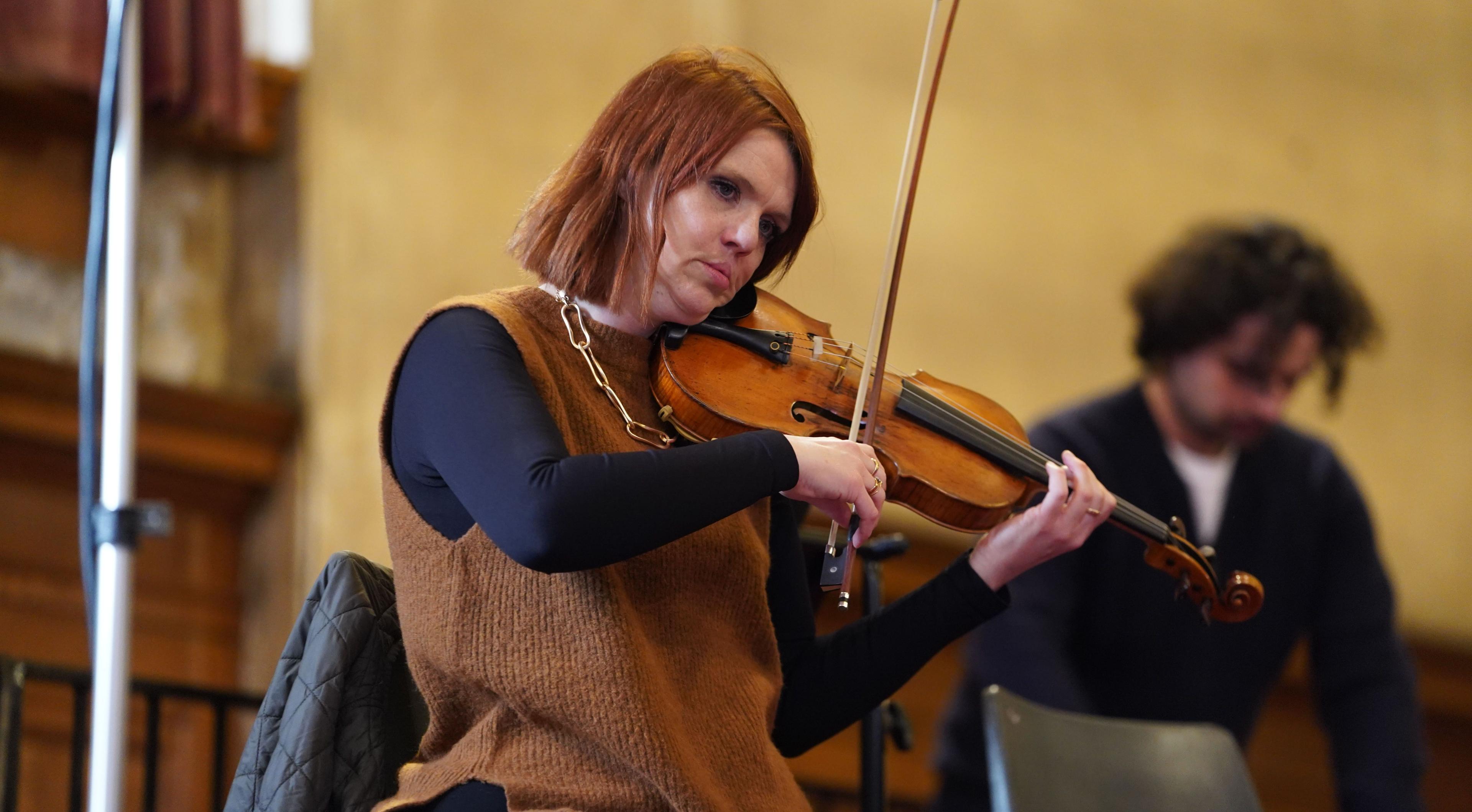 Gwenllian MacDonald yn chwarae'r feiolin