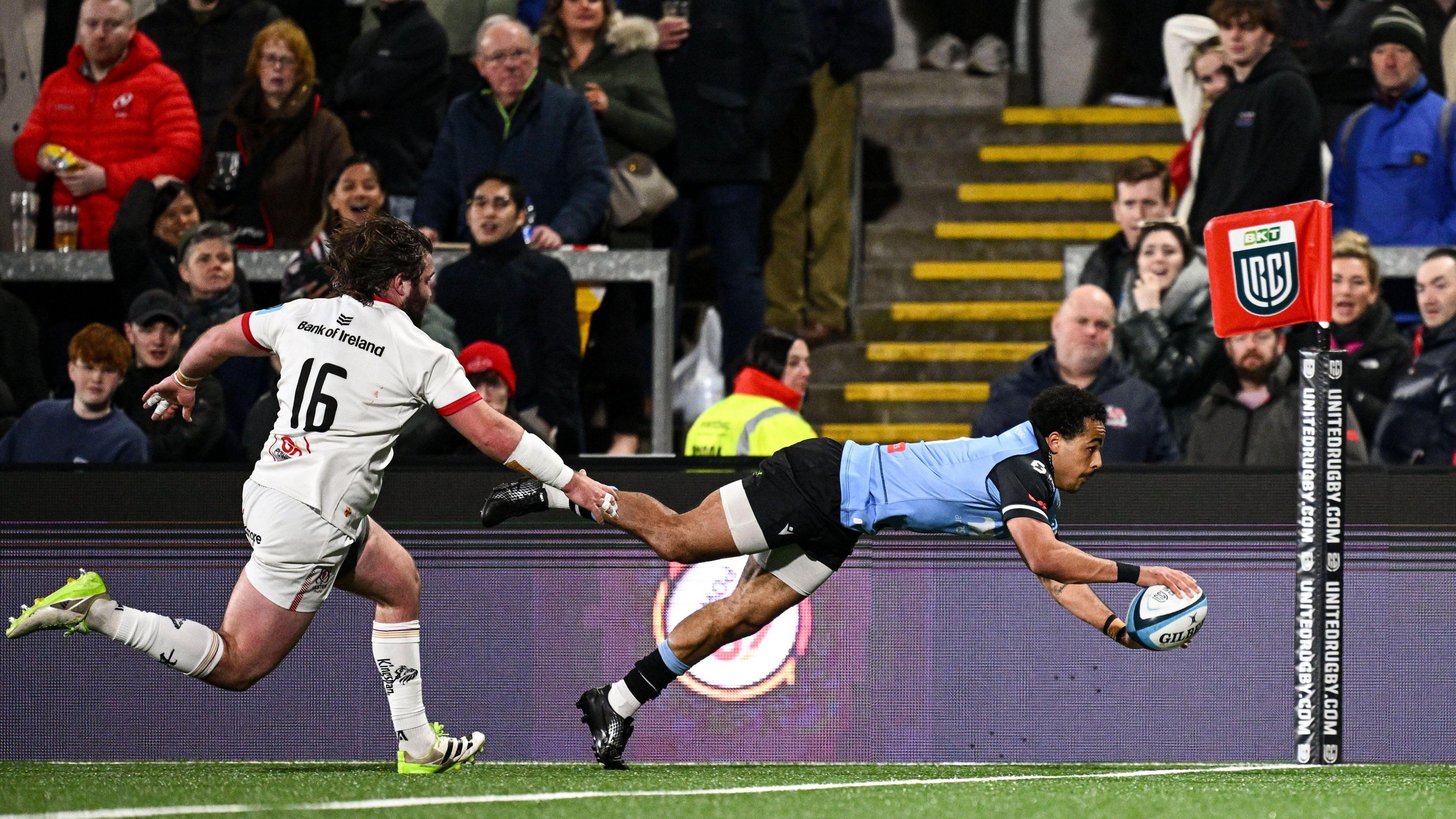 Theo Cabango scoring a try