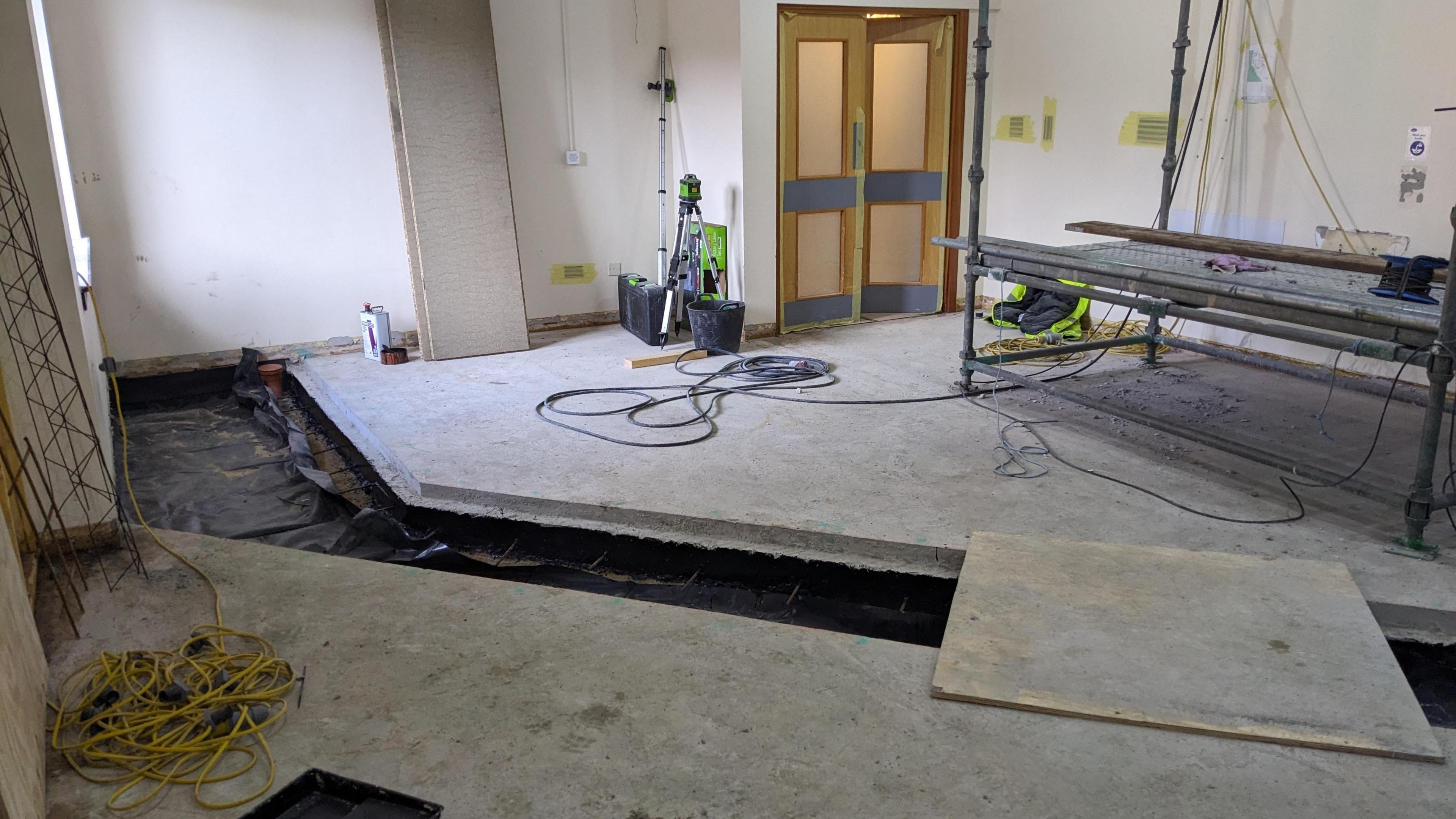 Am broinn an togalaich far am bi seirbheis MRI ur stèidhichte an Ospadal nan Eilean Siar. Chìthear càballan ceangailte agus uidheamachd an luchd-togail air làr concreit