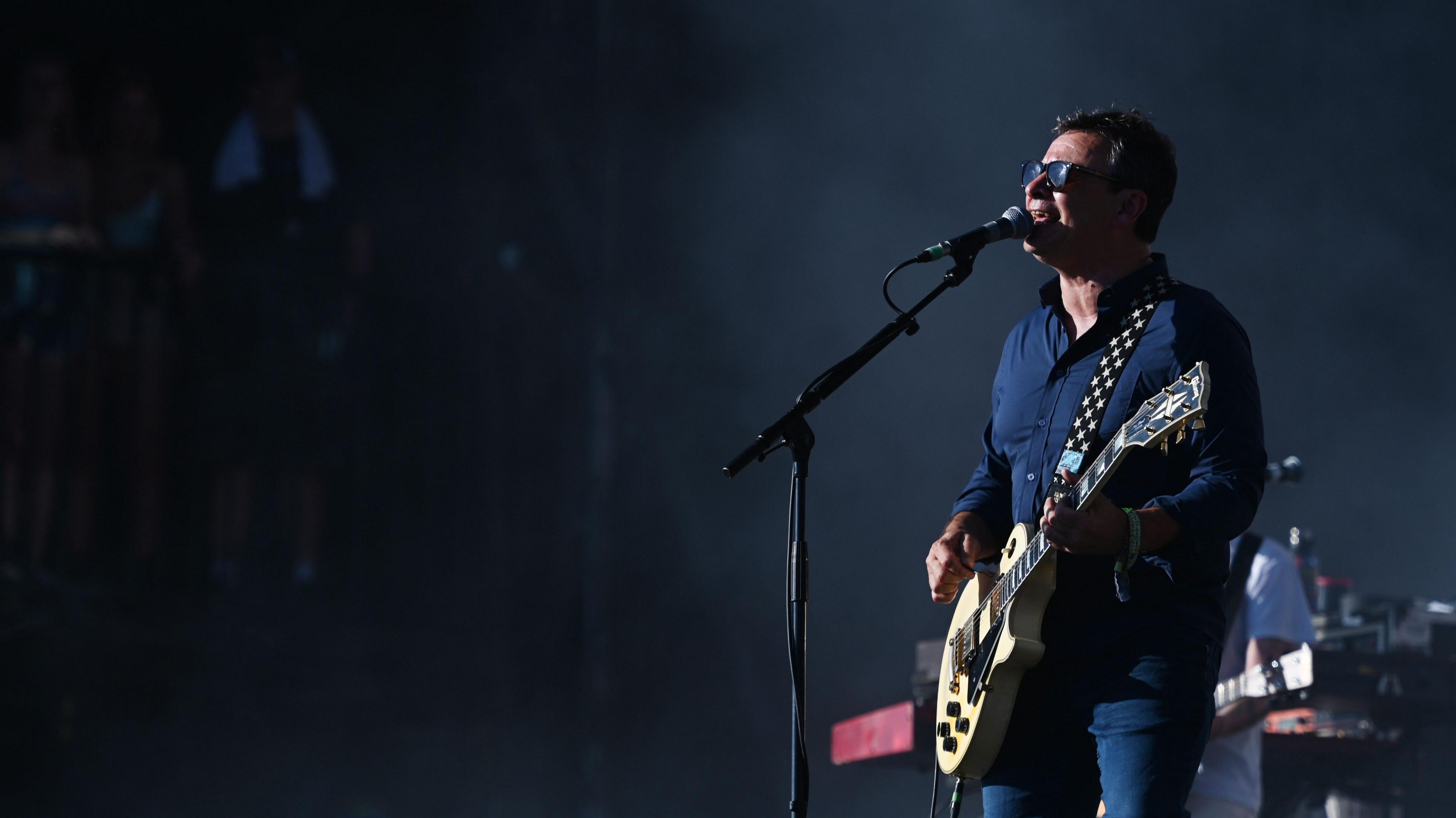 James Dean Bradfield o'r Manic Street Preachers ar y llwyfan