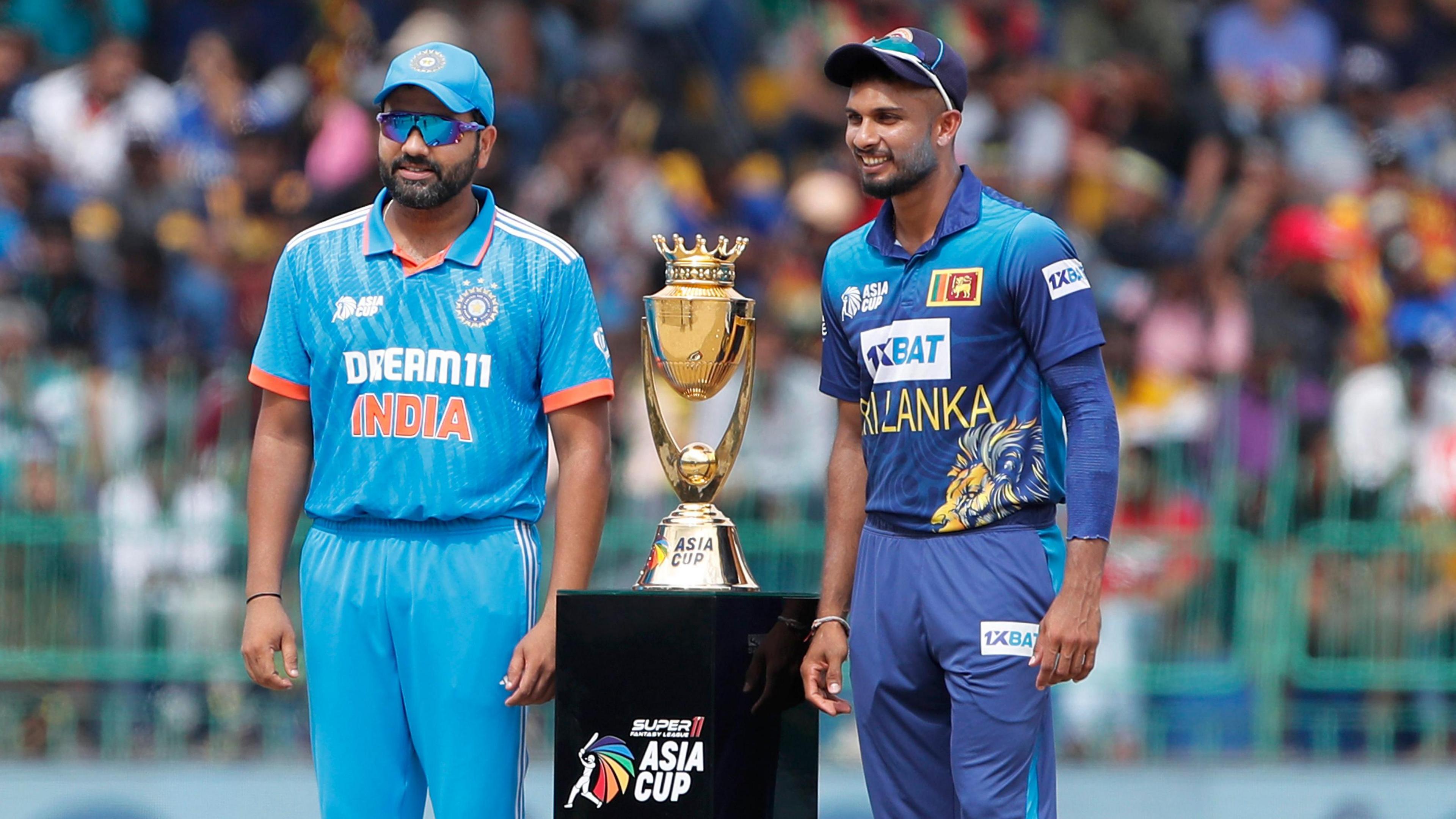 India captain Rohit Sharma and Sri Lanka skipper Dasun Shanaka with the Asia Cup trophy before the 2023 final in Colombo