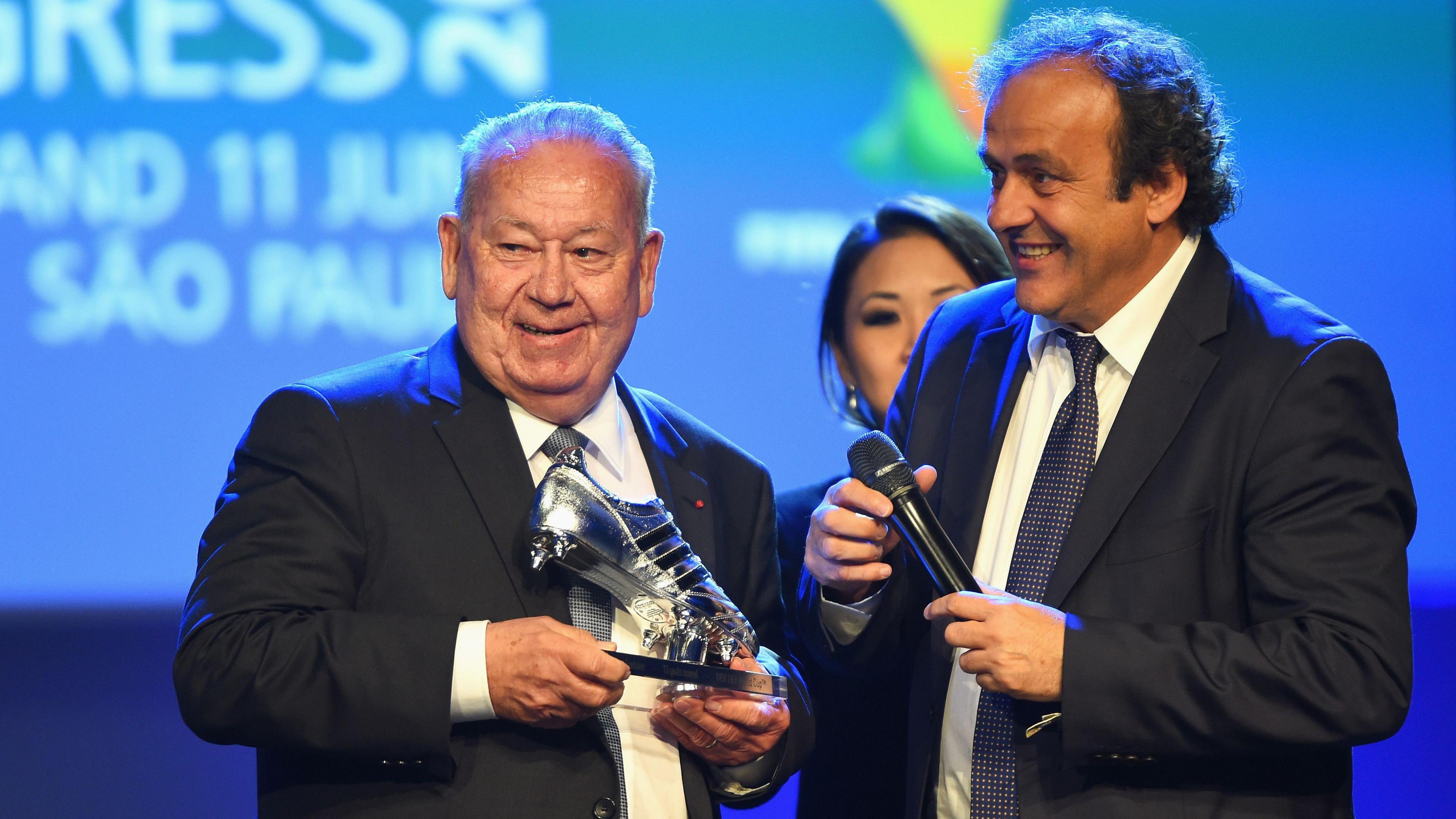 Just Fontaine is presented with a platinum boot by Michel Platini in 2014