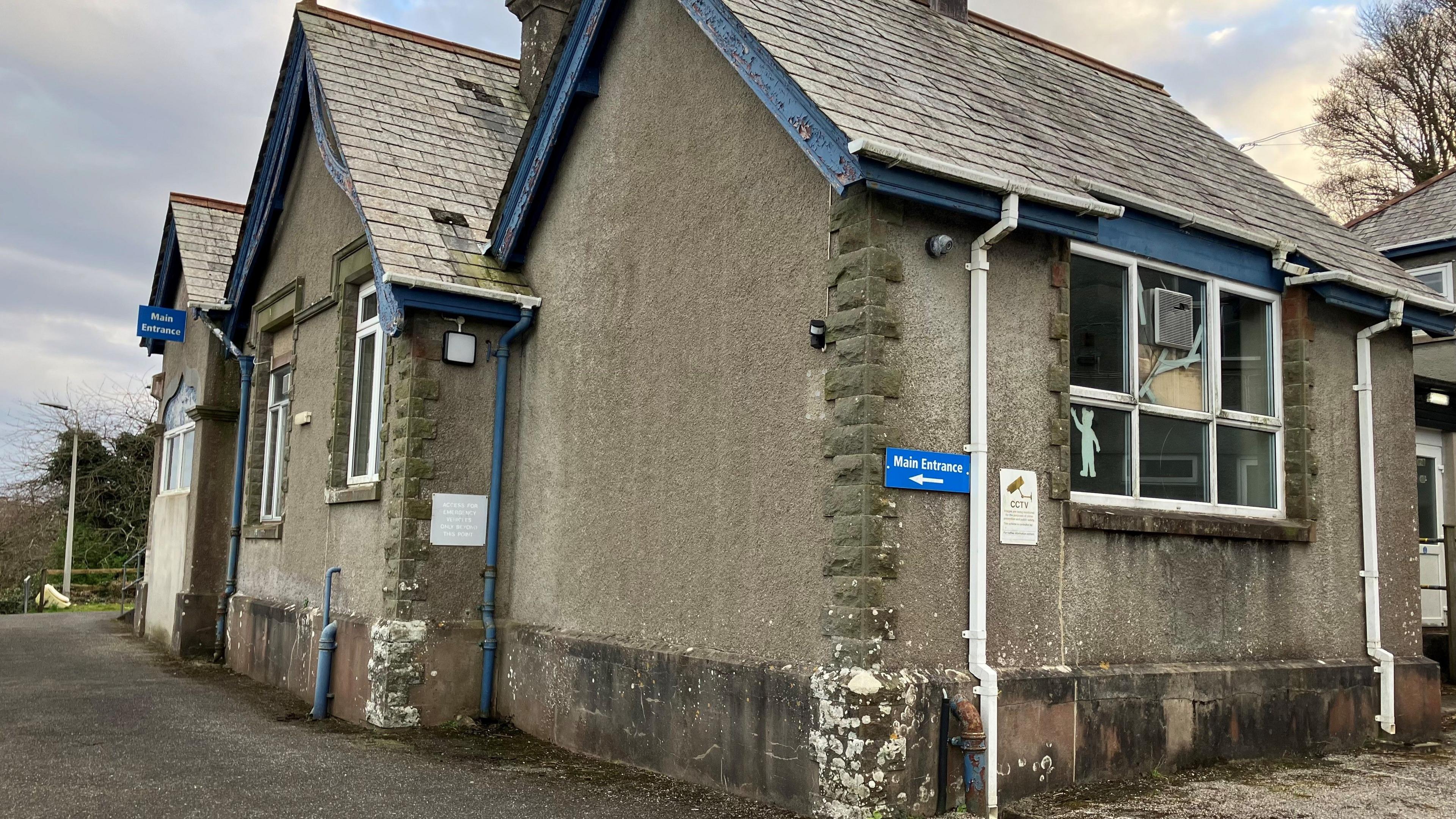 Fowey Community Hospital, which is agrey rendered building with blue fascia and downpipes.