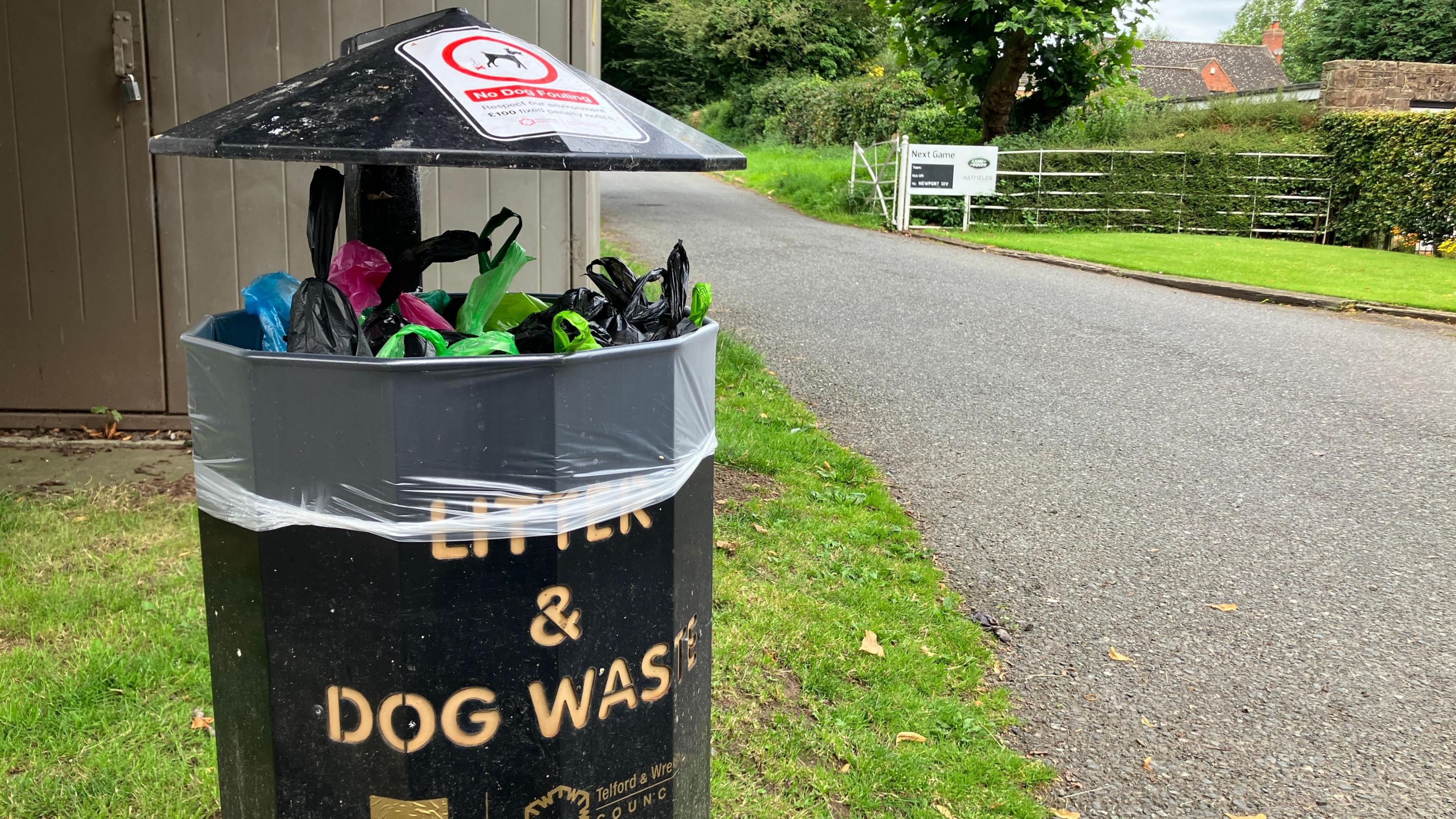 Bin for litter and dog mess