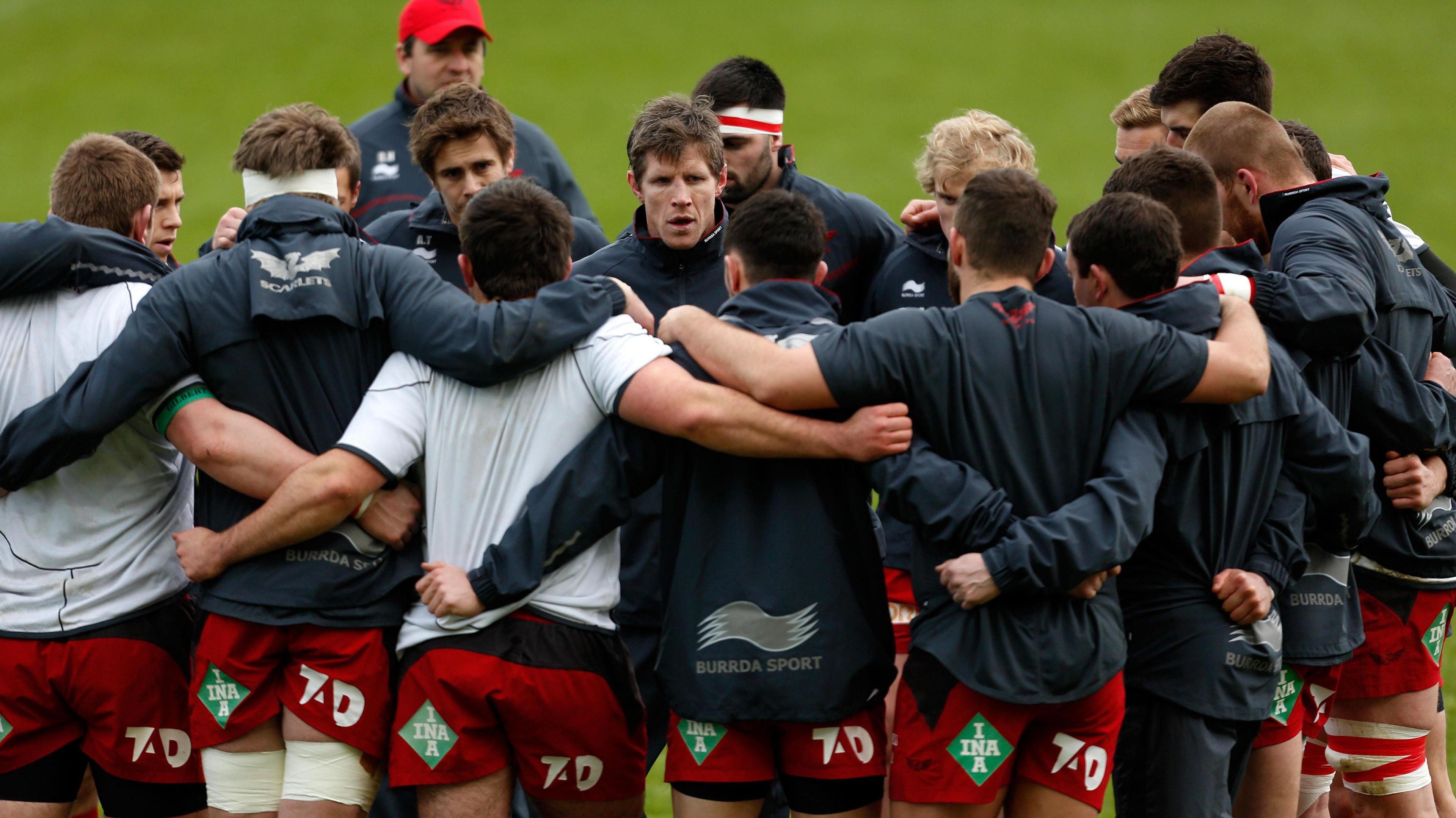 Simon Easterby addresses the Scarlets squad during his time as head coach 