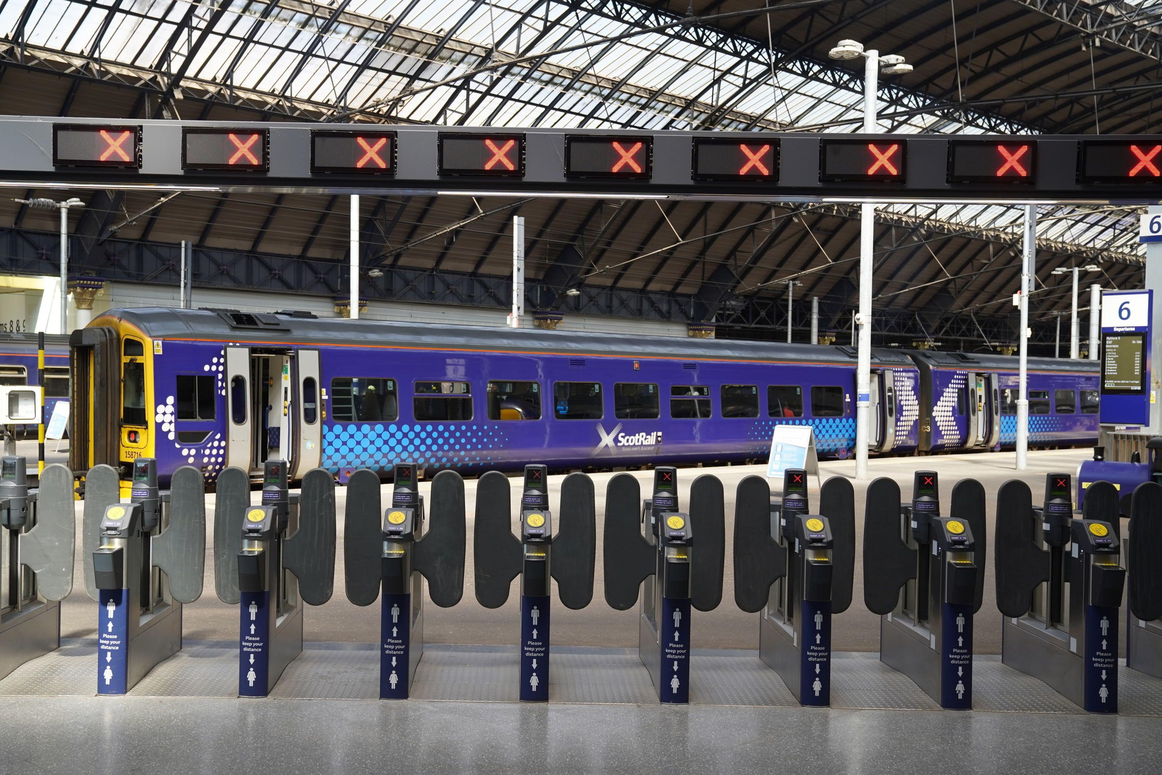 A stationary train in Queen Street Station