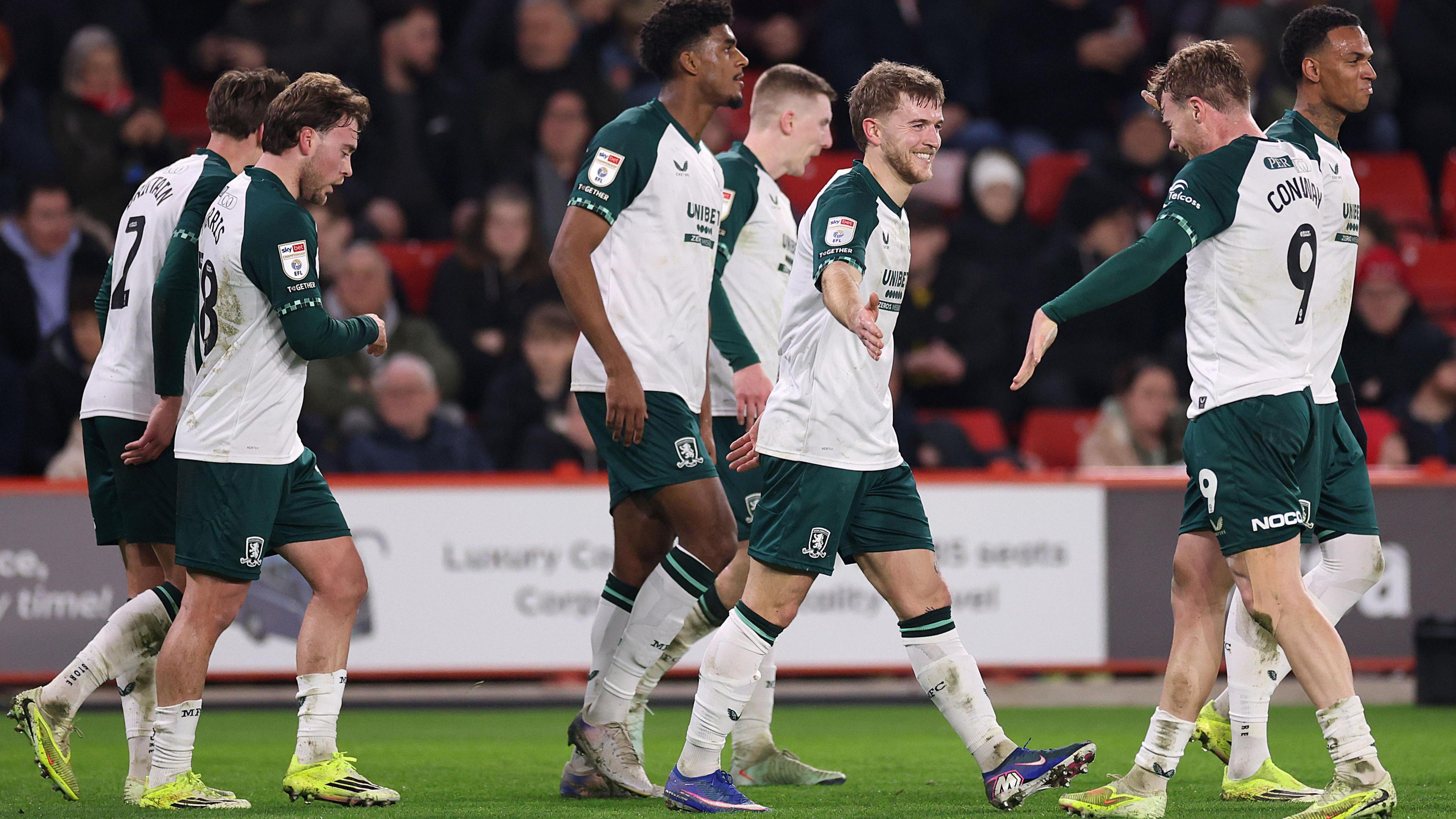 Tommy Conway (extremo derecho) está a punto de chocar los cinco con Riley McGree después del gol de McGree con otros cinco jugadores del Middlesbrough también en la imagen.
