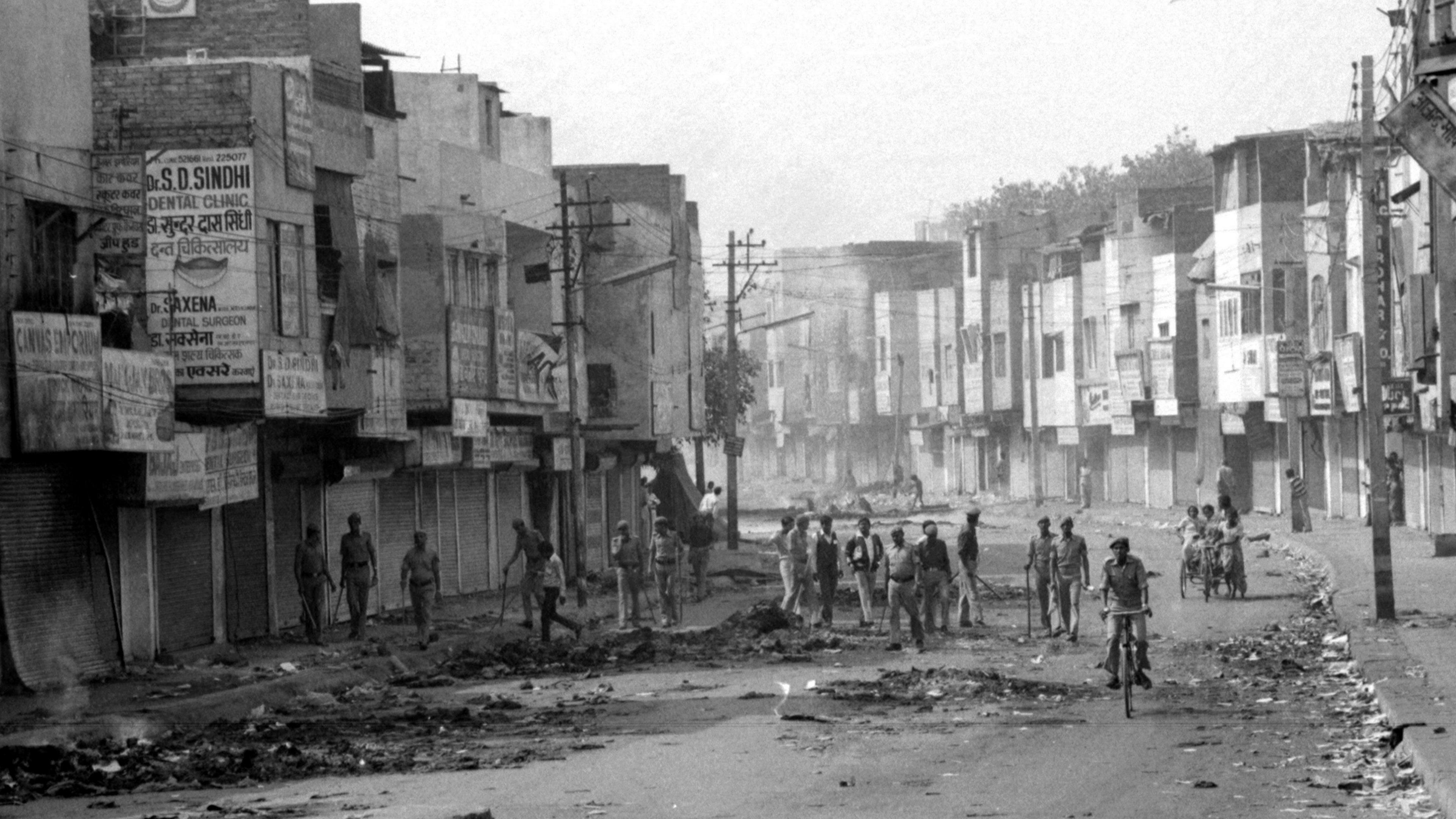 Riot-effected street in Govindpuri in the South Delhi district of New Delhi during anti-Sikh riots after Indian Prime Minister Indira Gandhi's killing by two Sikh bodyguards on November 3, 1984. (Photo by Sondeep Shankar/Getty Images)
