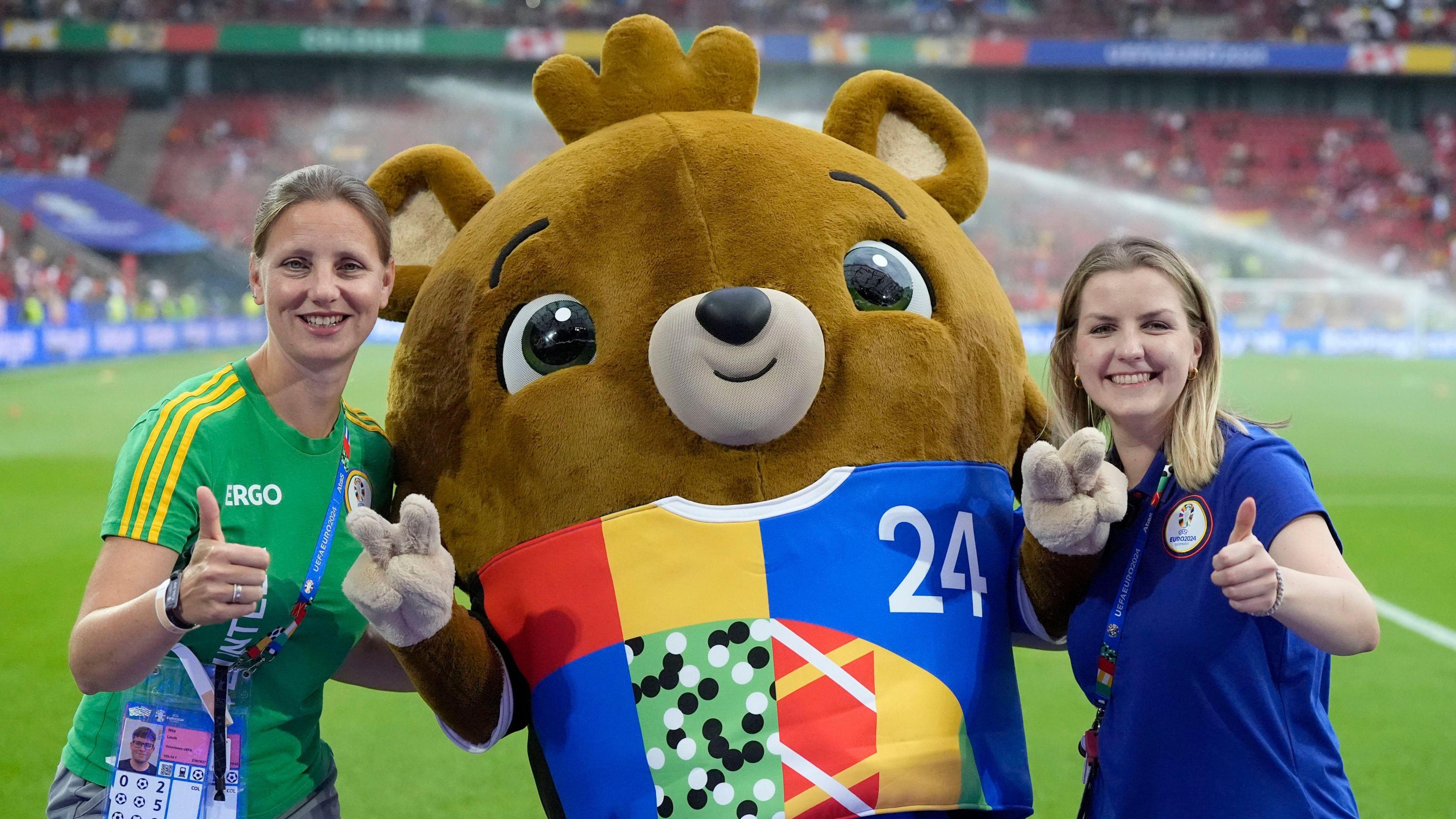 Albärt with two volunteers on the pitch