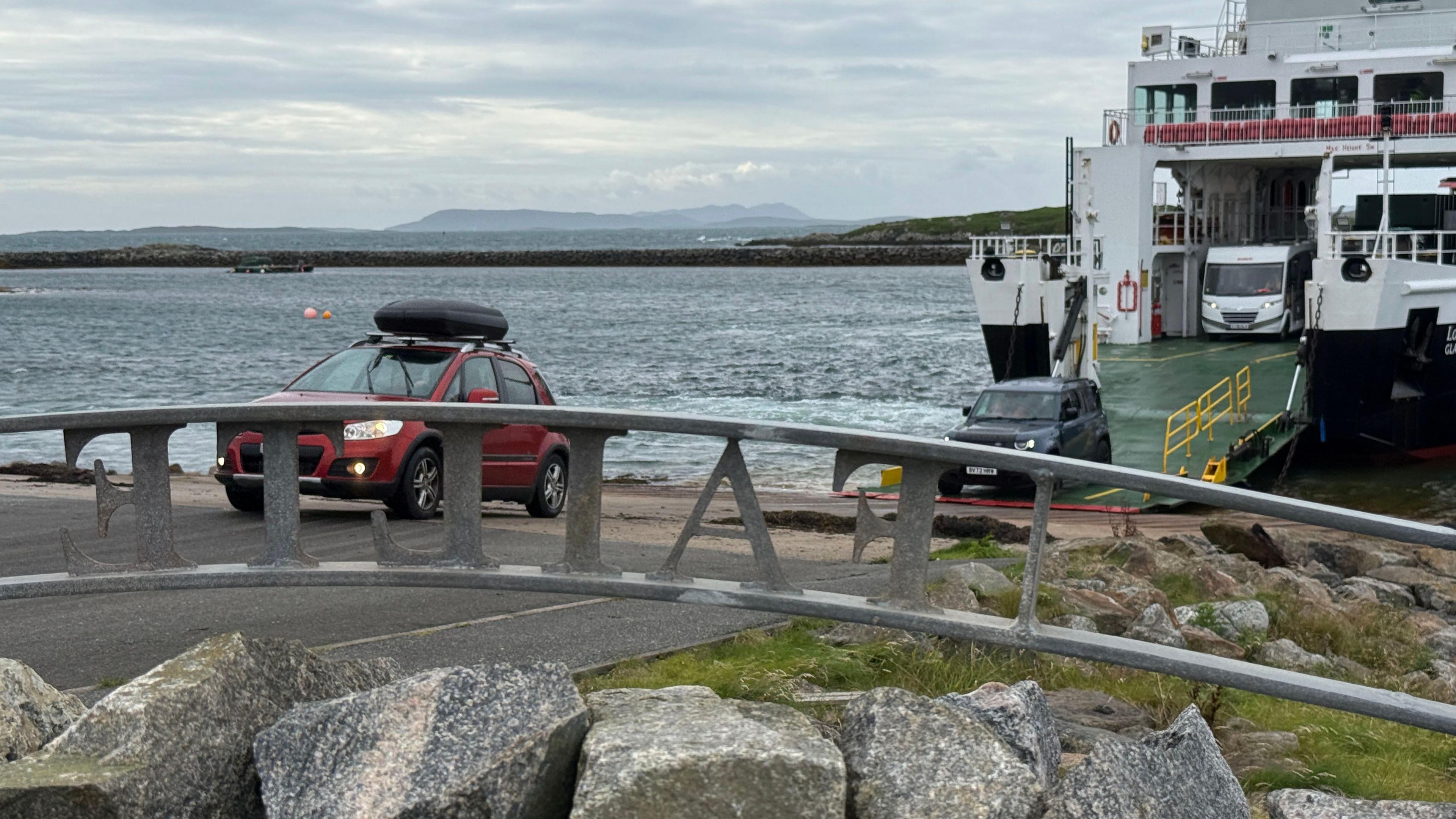 Càraichean a' tighinn far aiseig san t-Òb