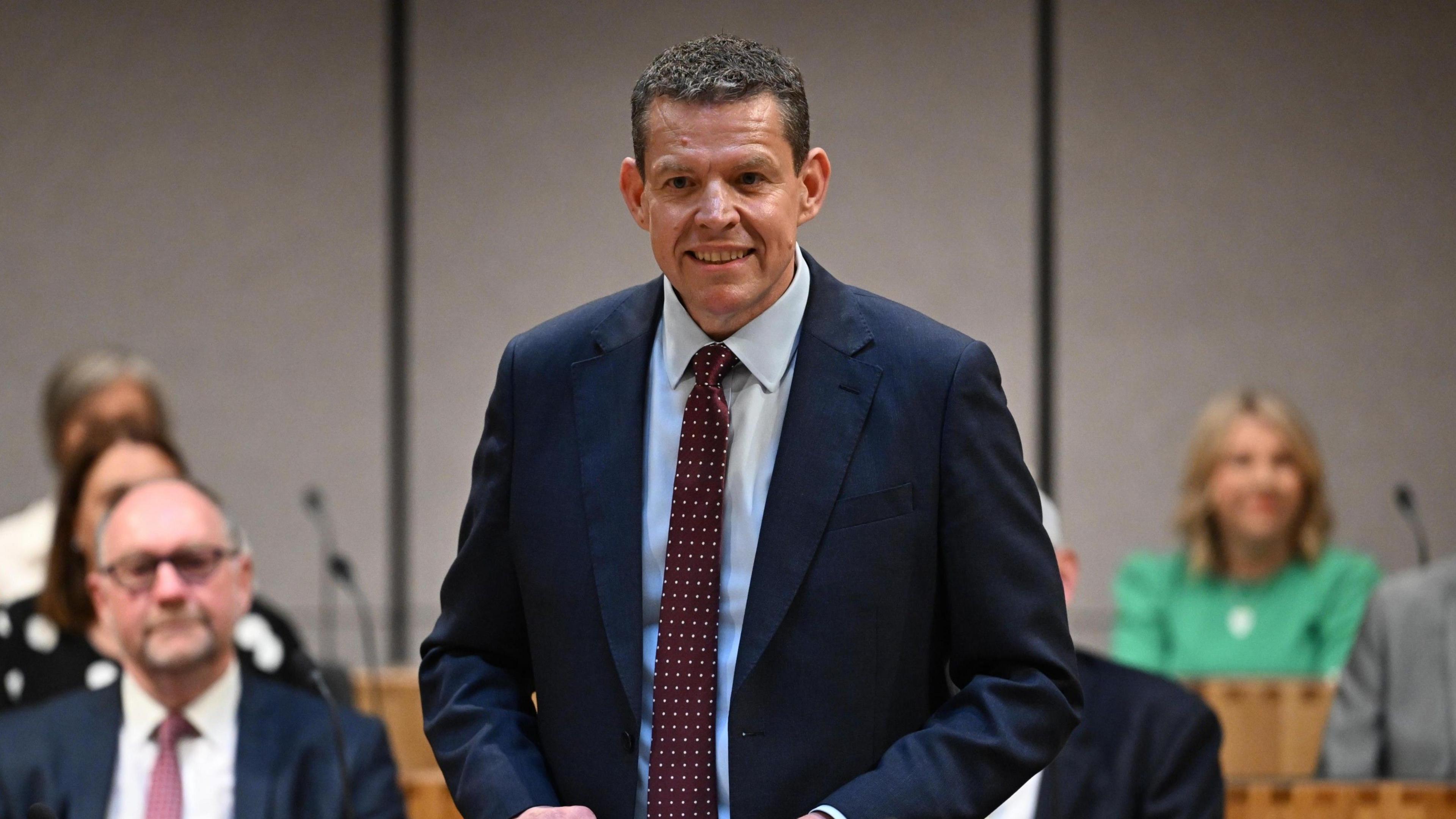 Rhun ap Iorwerth yn siarad yn y Senedd