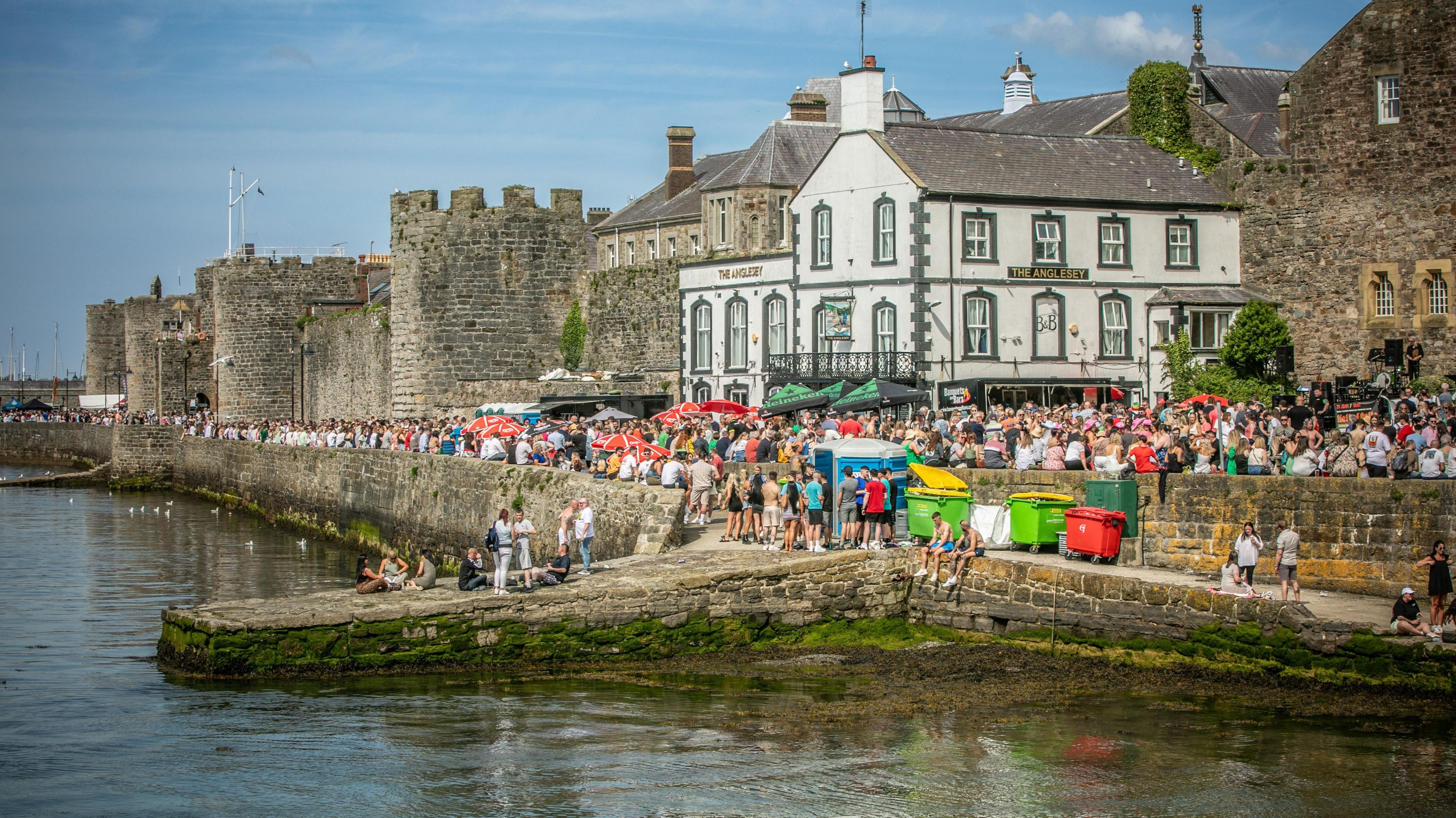 Y dyrfa ger Wal yr Anglesey