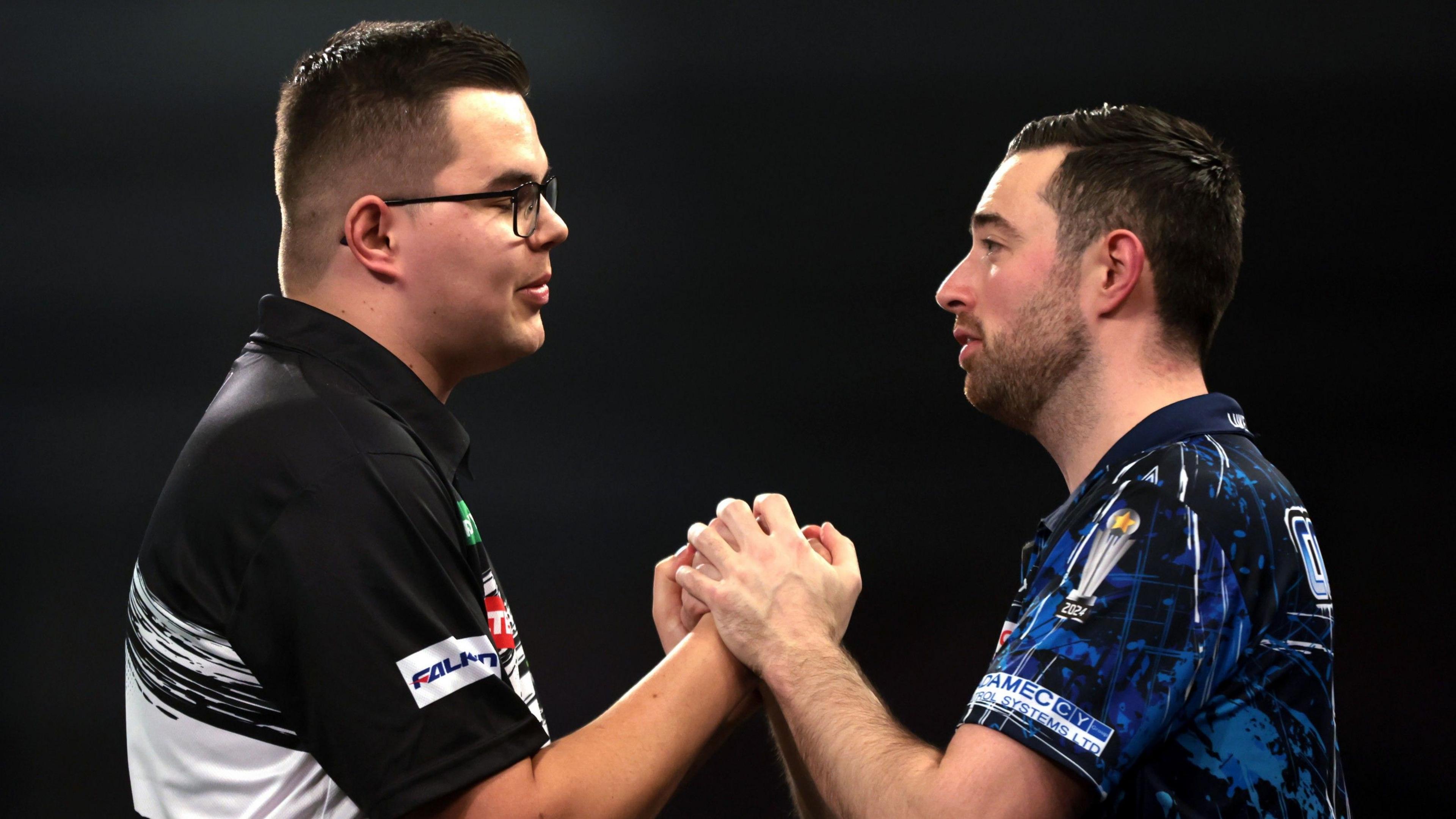 Gian van Veen shakes hands with Luke Humphries